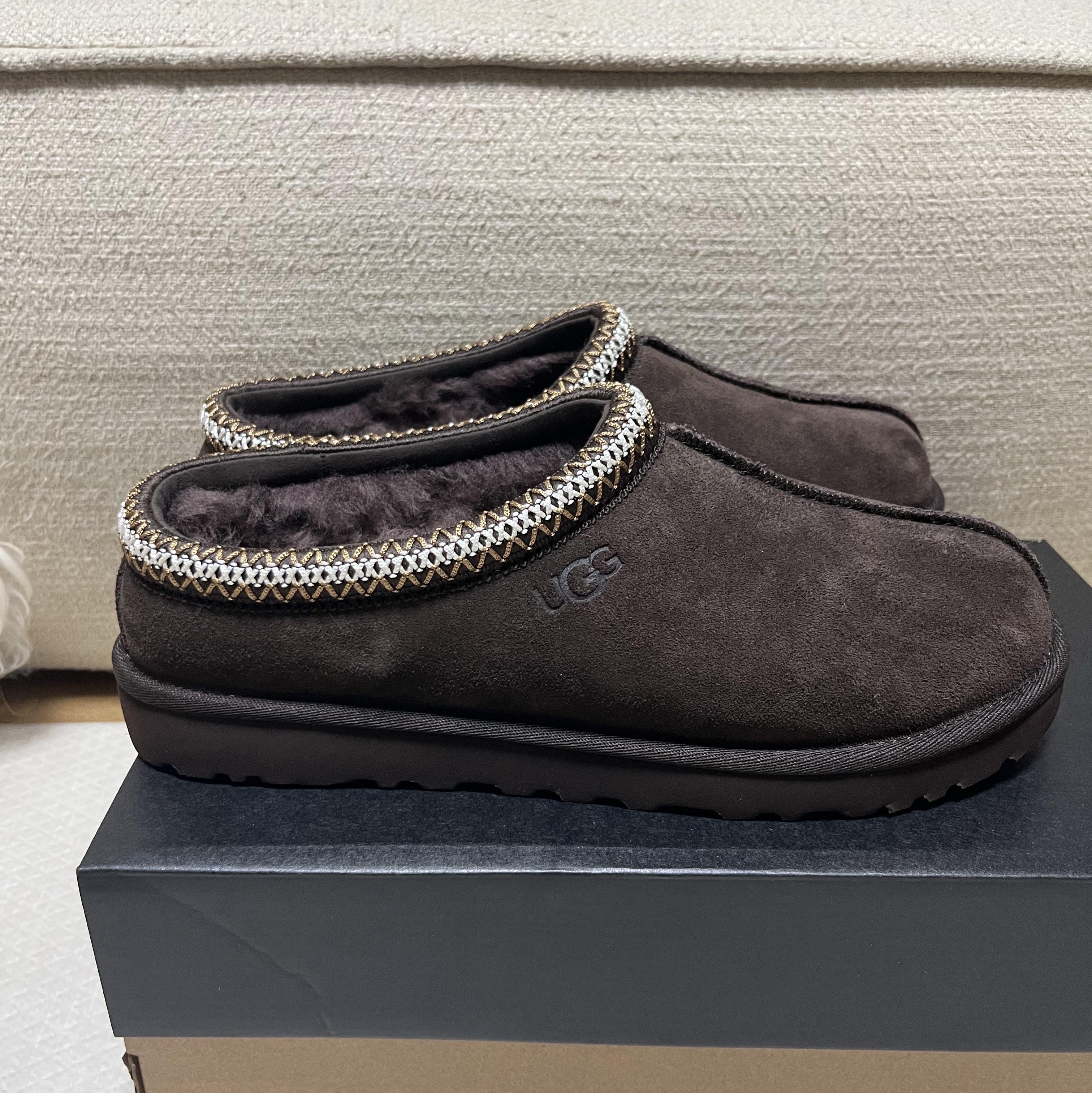 UGG Tasman Slipper Chocolate 착용 스타일 - 1