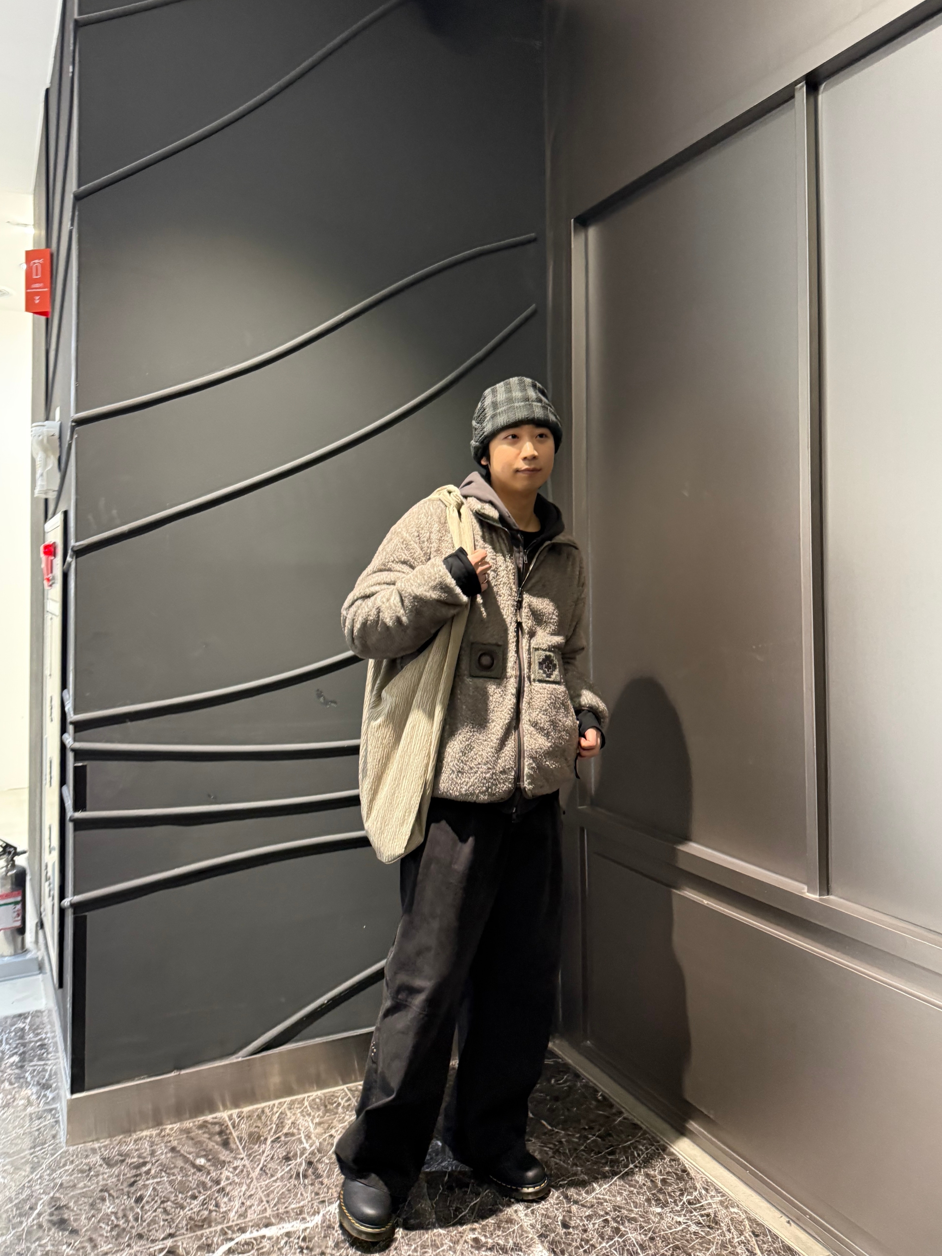 Hatchingroom Jacquard Big Beanie Charcoal, Polyteru Sherpa Fleece Jacket Beige 착용 스타일 - 5