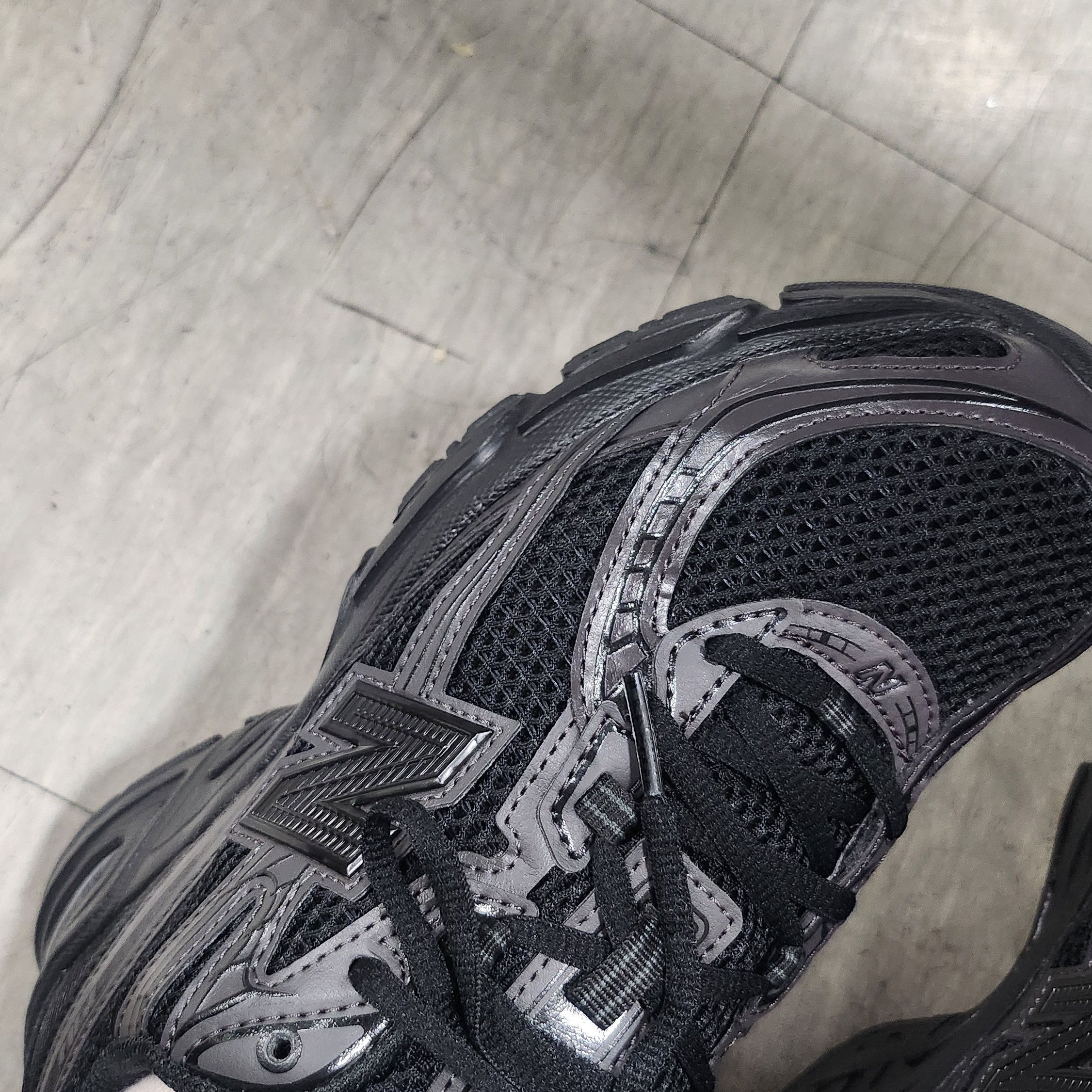 New Balance 740 Black Cement Black - D Standard 착용 스타일