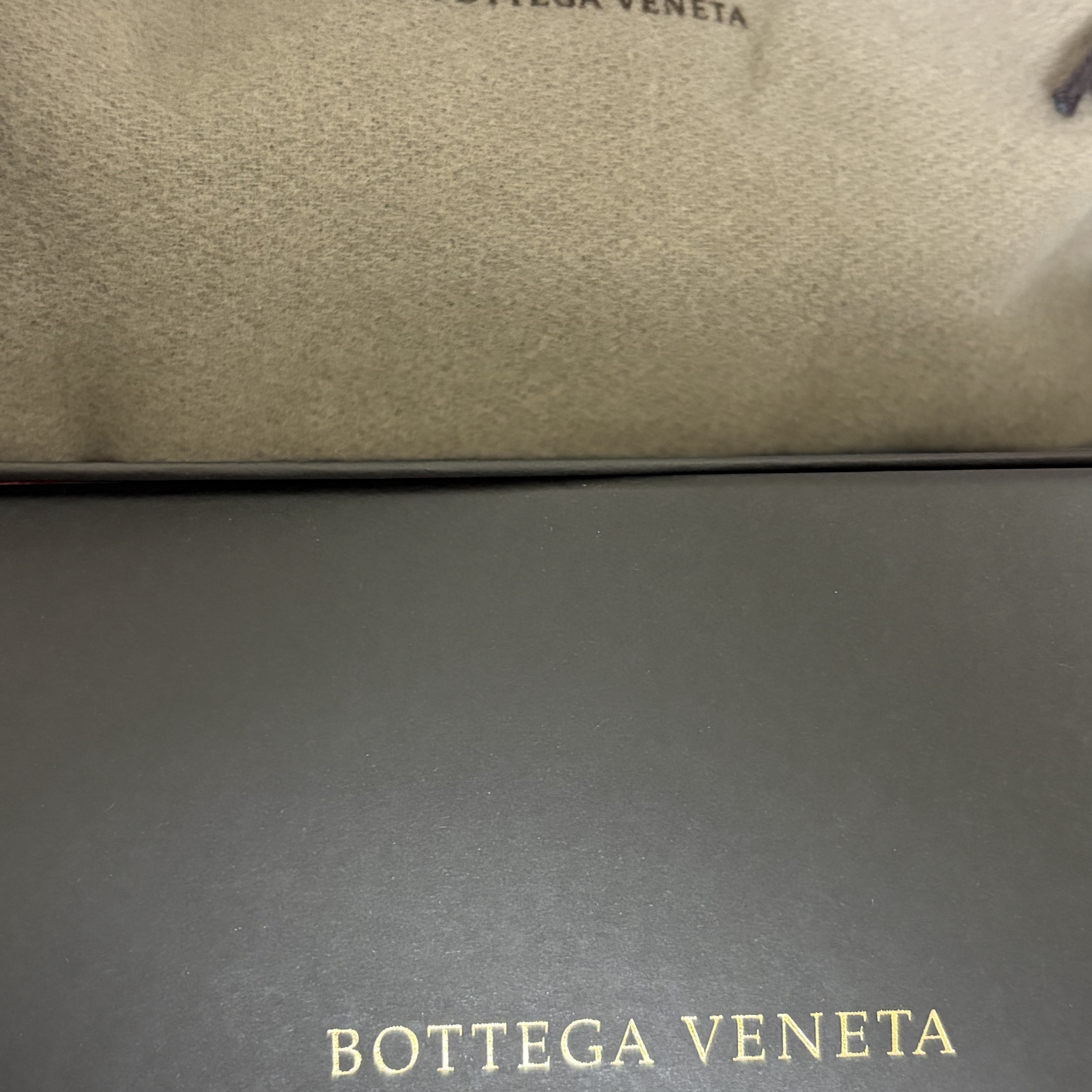 Bottega Veneta Intreccio Keyring Black 착용 스타일