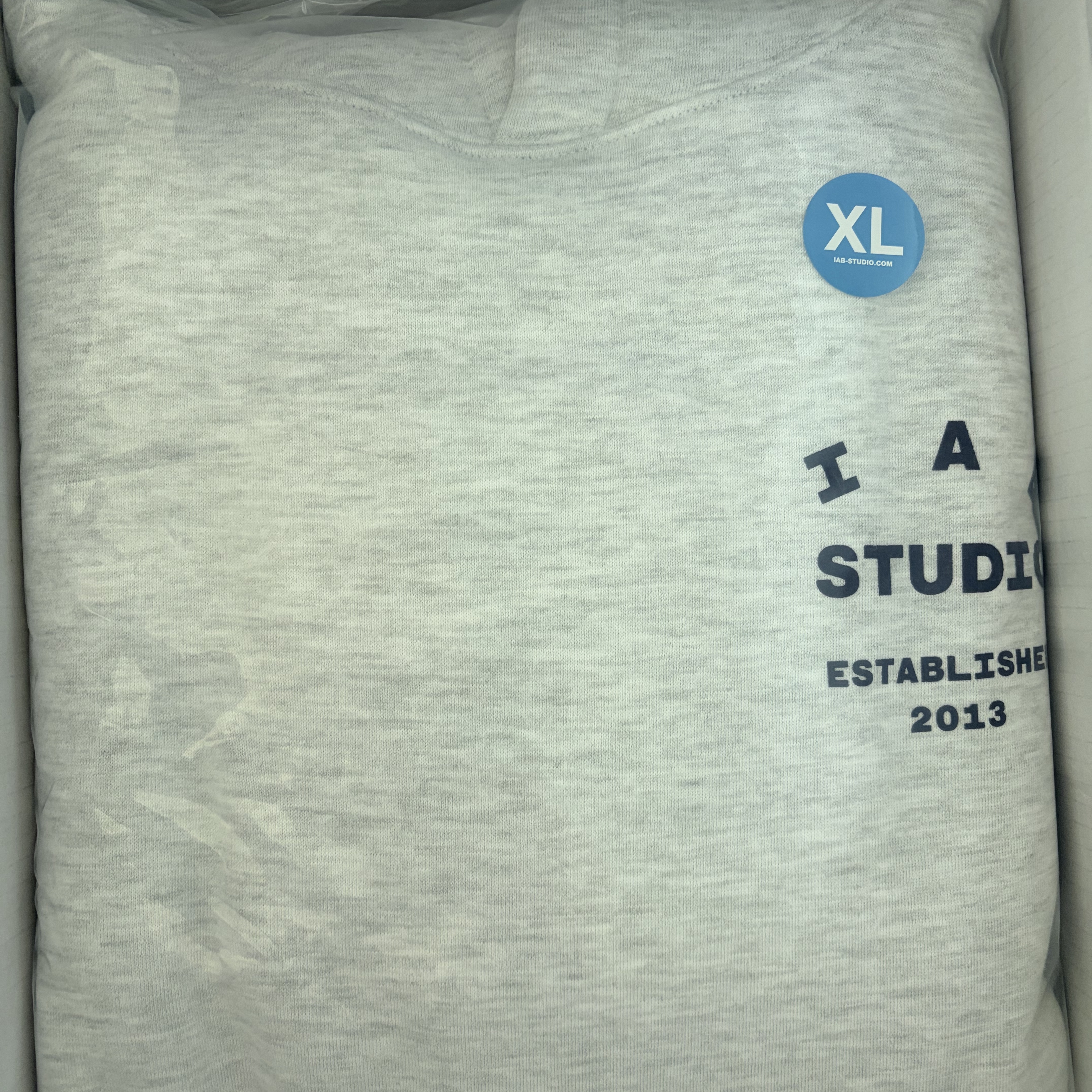 IAB Studio 25 Hoodie Light Gray Navy 착용 스타일