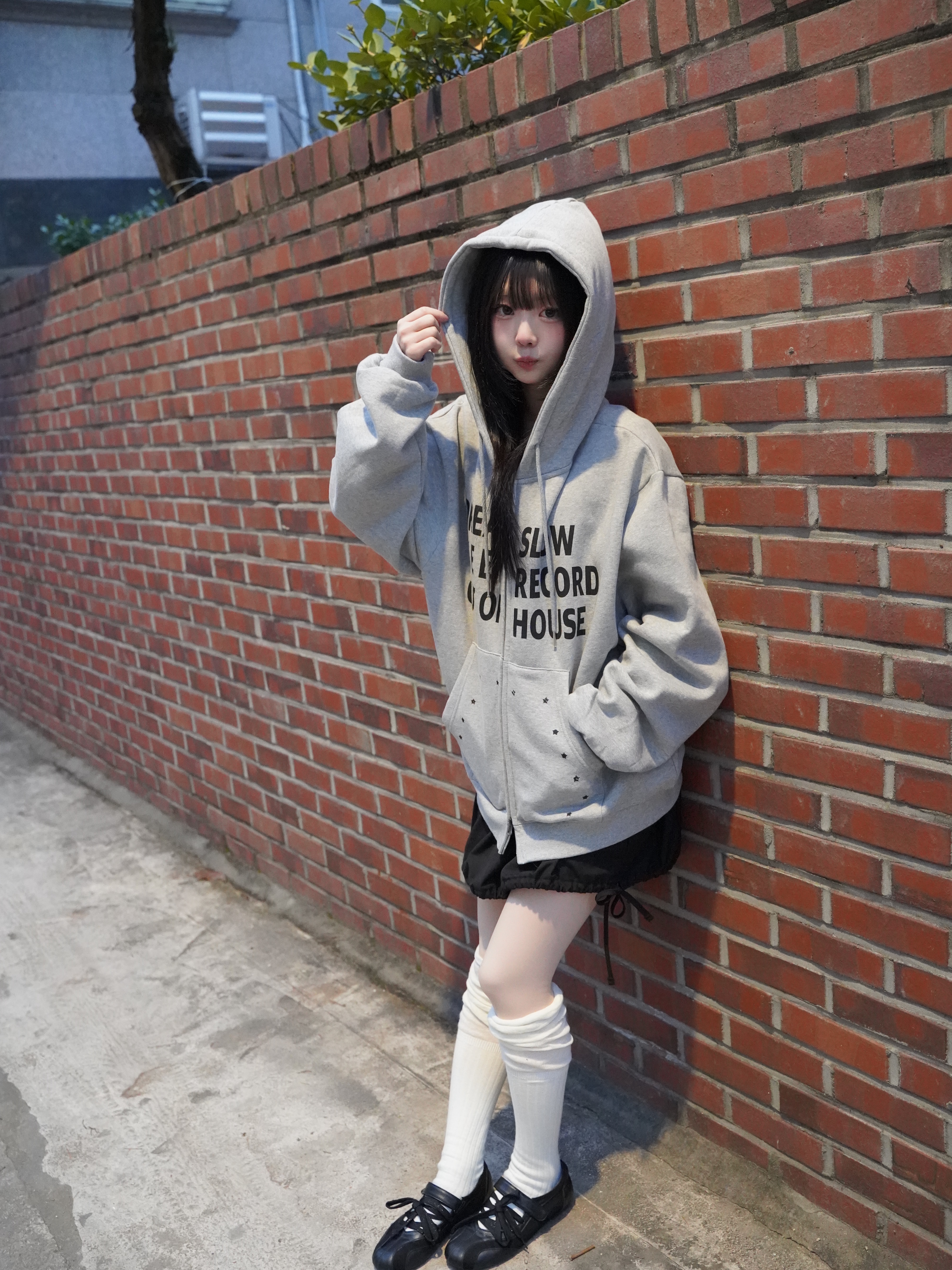 SLOW RECORD HOUSE Typo Star Hood Zip-Up Grey 착용 스타일 - 2