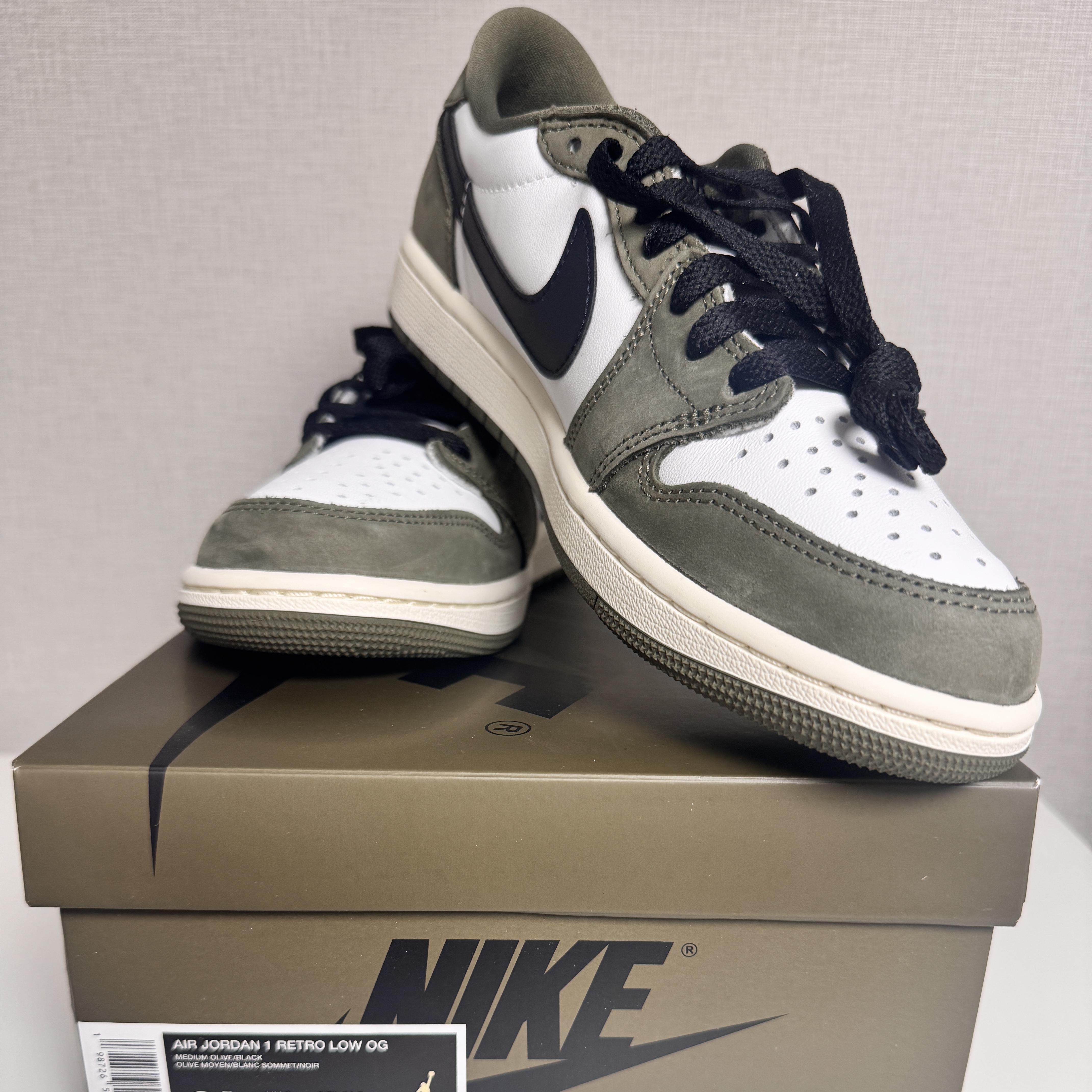 Jordan 1 Retro Low OG Medium Olive and Summit White 착용 스타일 - 1