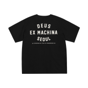 [6% 적립] Deus Ex Machina Seoul College Address Tee Black