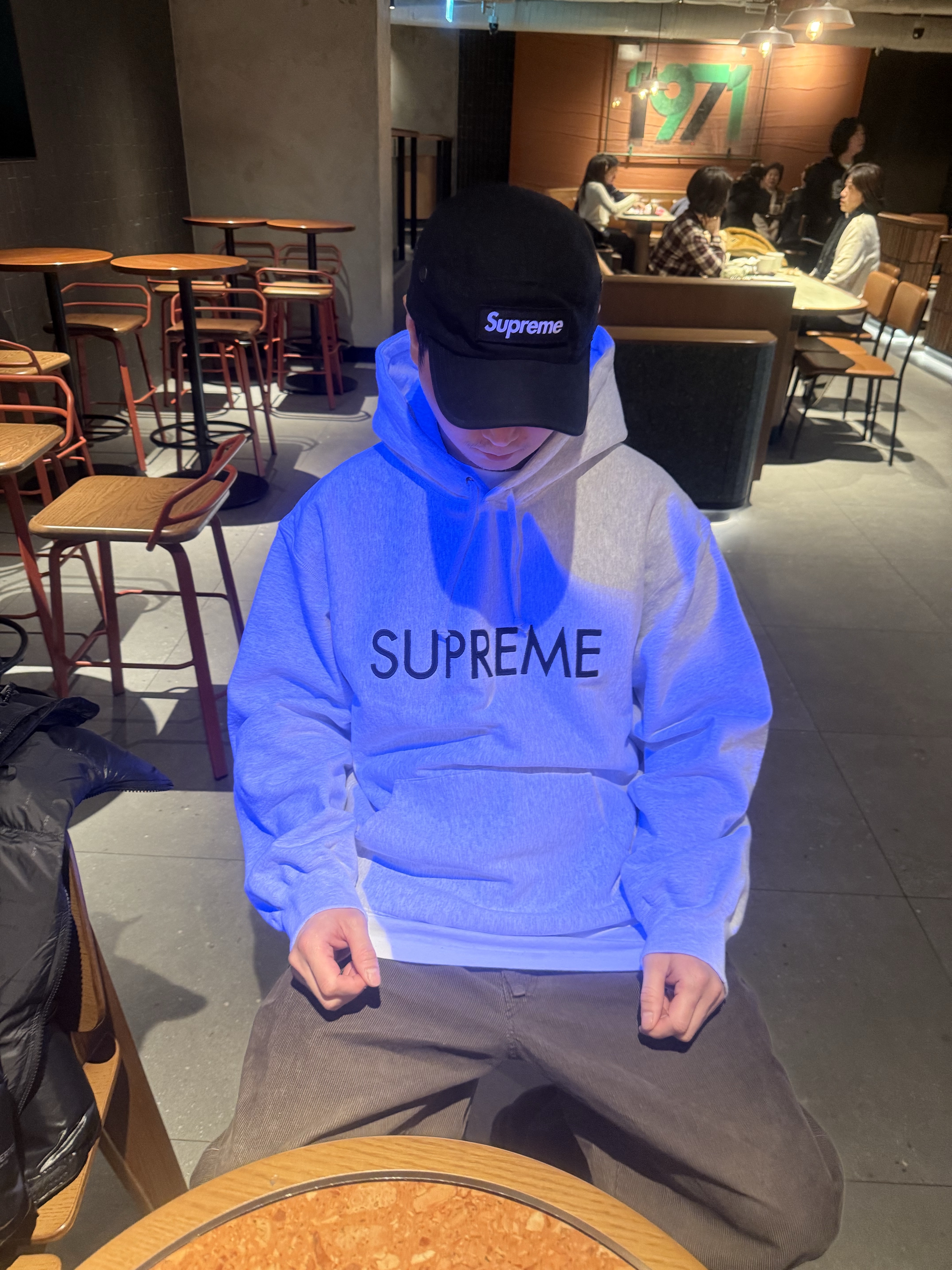 Supreme Capital Hooded Sweatshirt Ash Grey - 22FW 착용 스타일 - 2