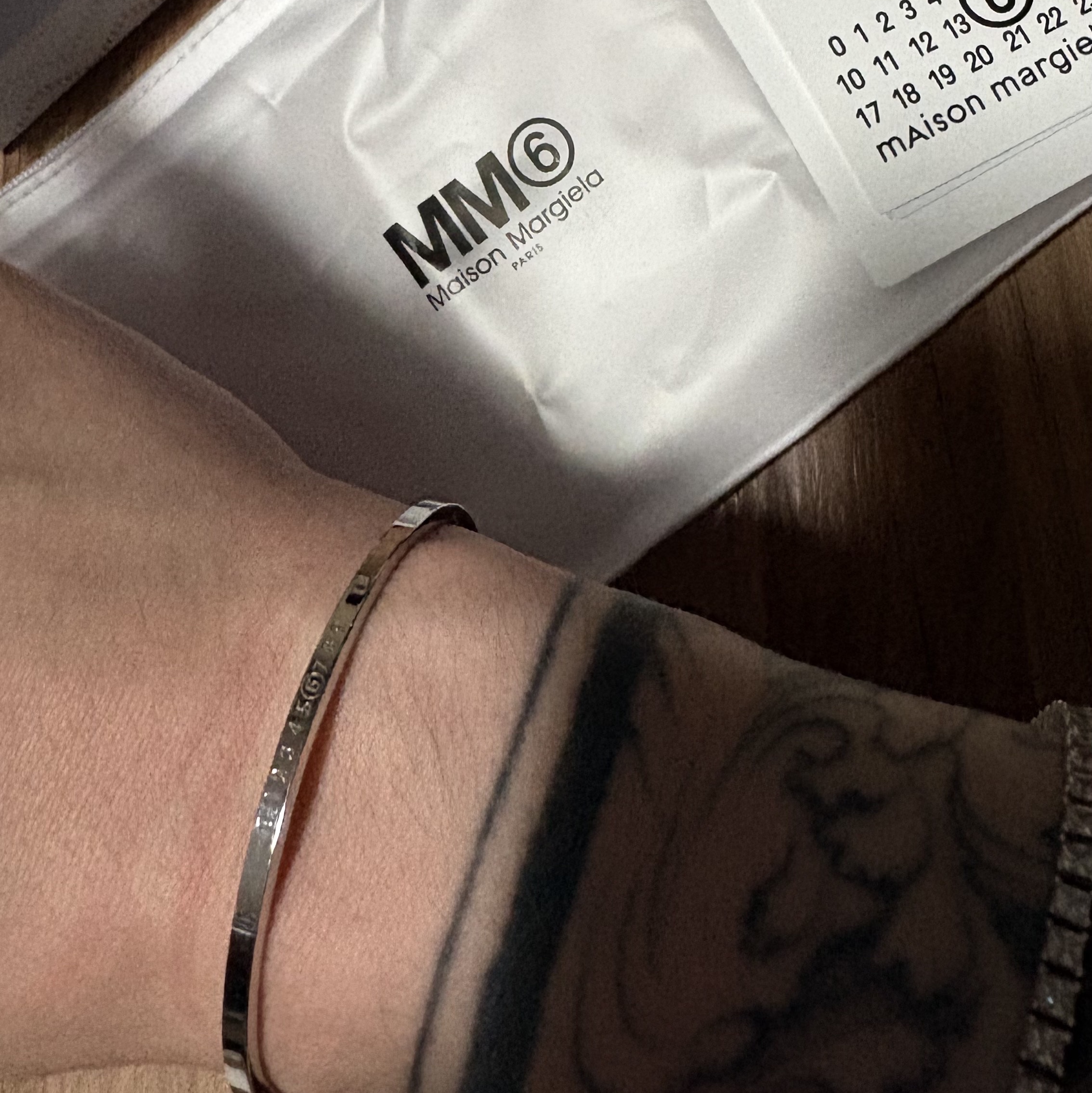 (W) MM6 Maison Margiela Numeric Minimal Signature Cuff Bracelet Polished Palladio 착용 스타일