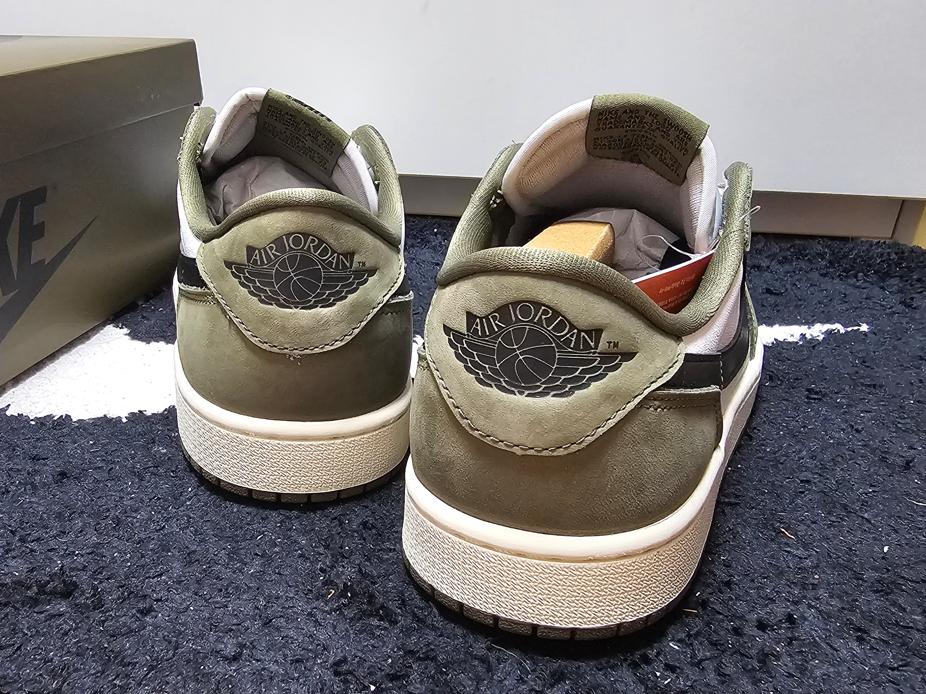 Jordan 1 Retro Low OG Medium Olive and Summit White 착용 스타일 - 2