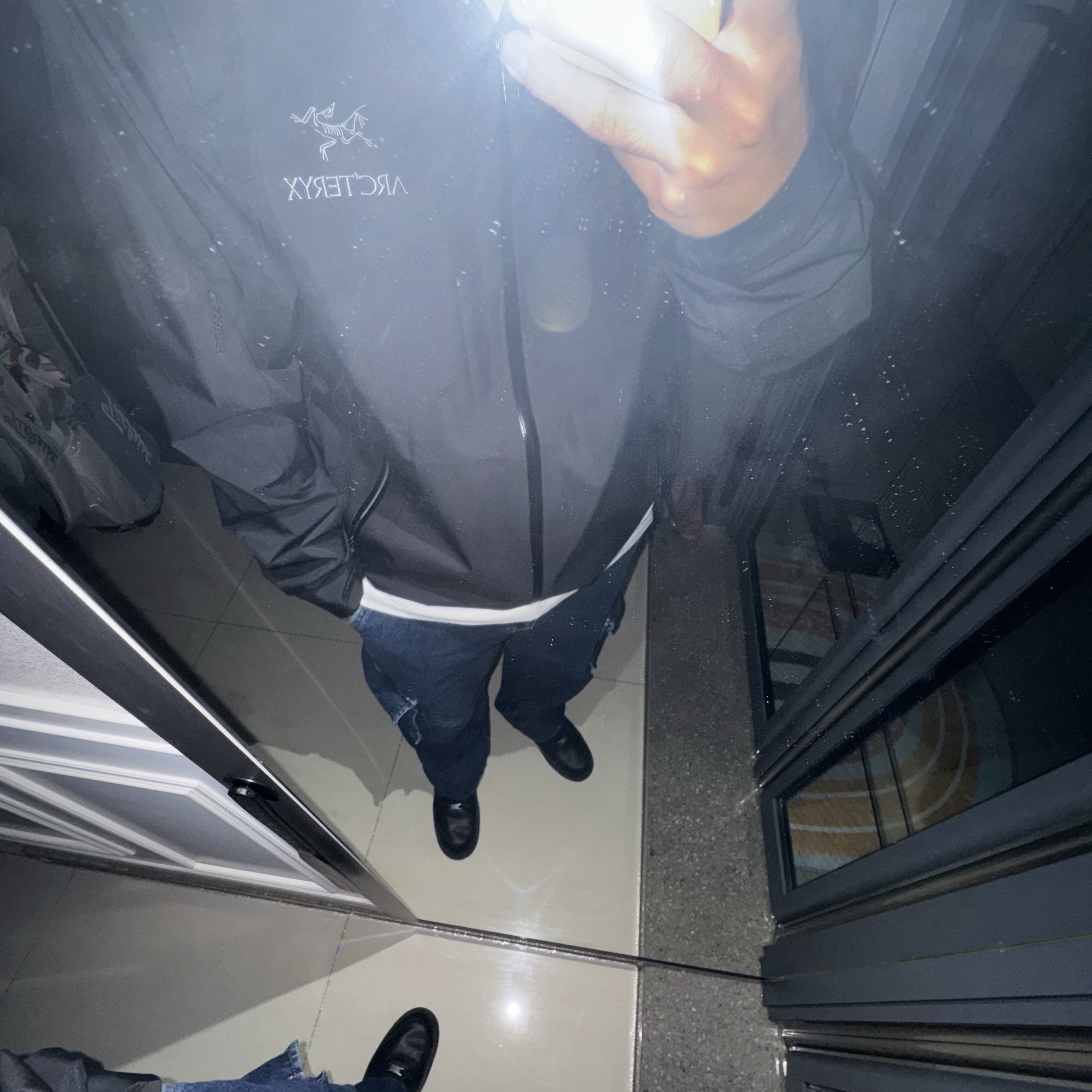 Arc'teryx Beta LT Jacket Black, Nike x Supreme Air Force 1 Mid Black 착용 스타일
