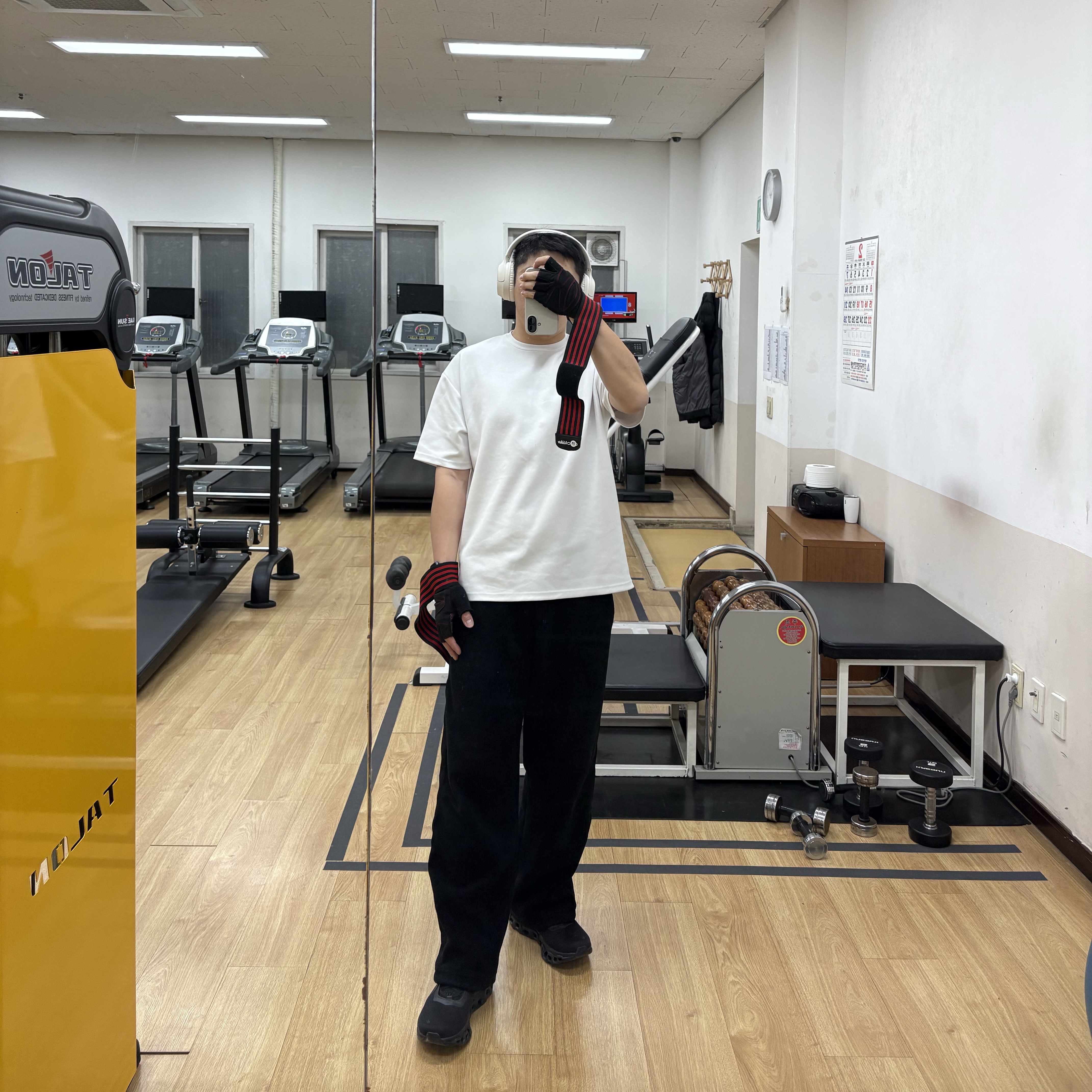 Uniqlo x Needles Fleece Wide Pants Black - KR, On Running Cloudmonster 2 Black 착용 스타일