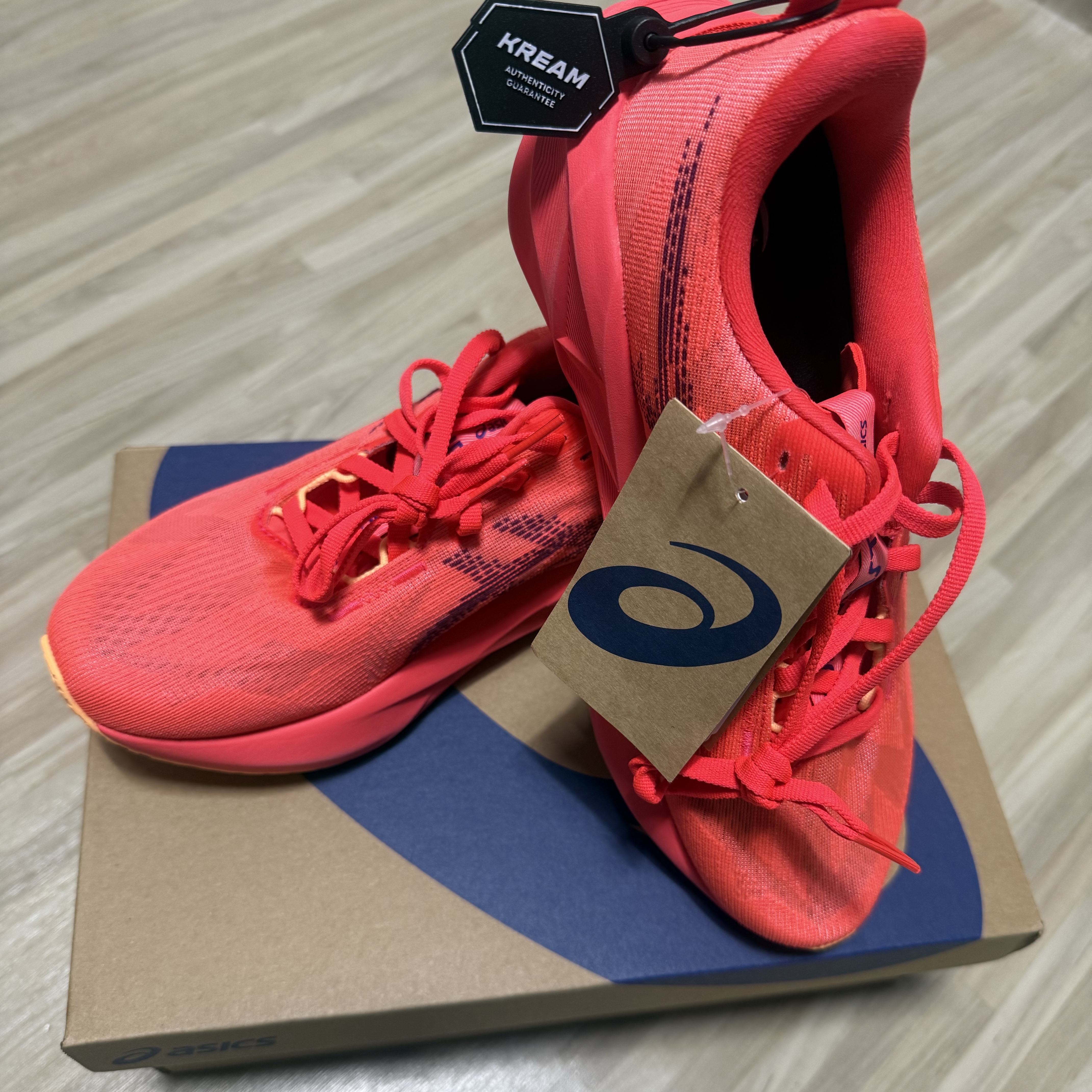 Asics Novablast 5 Flash Red Edo Purple 착용 스타일