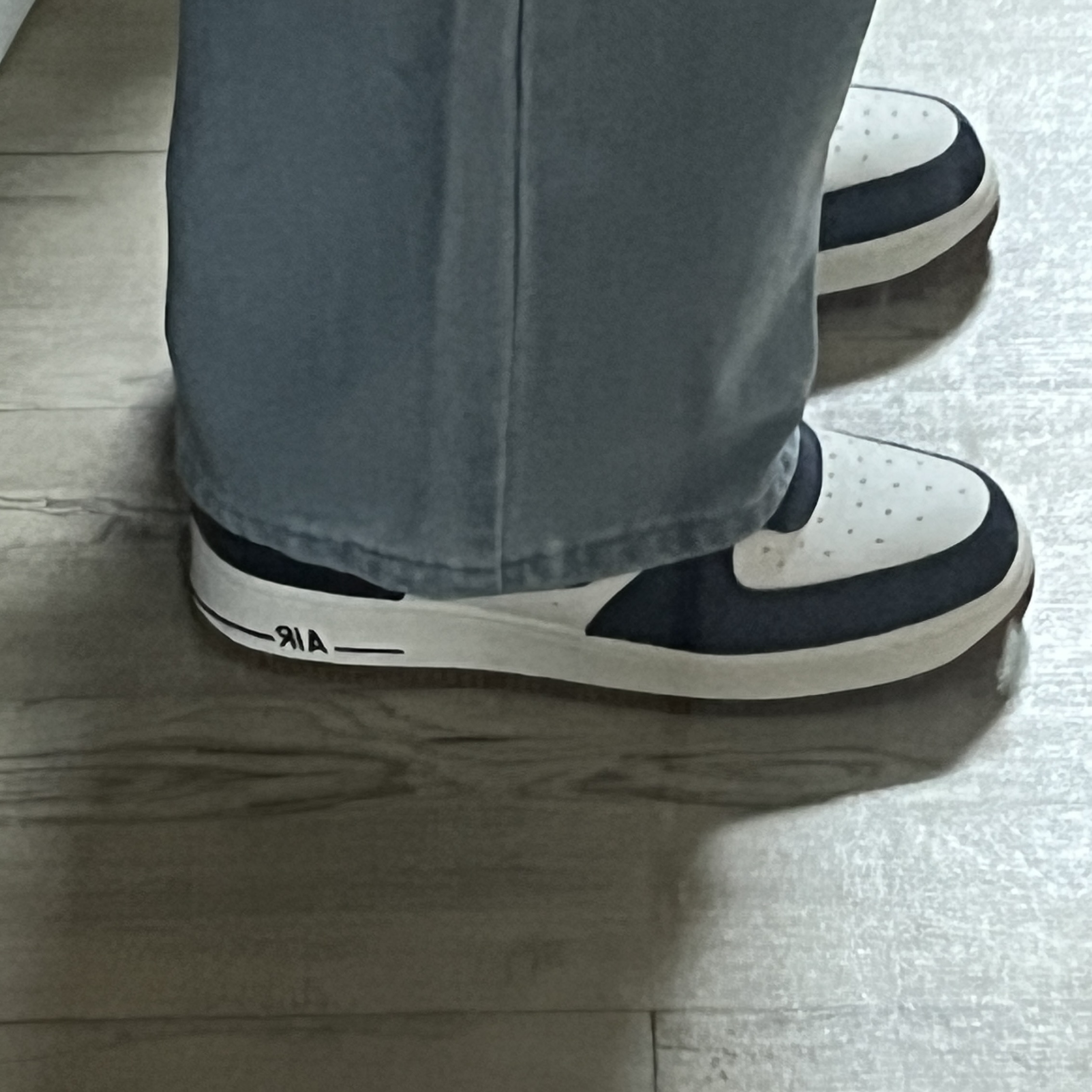 Nike Air Force 1 '07 LV8 Midnight Navy 착용 스타일 - 2