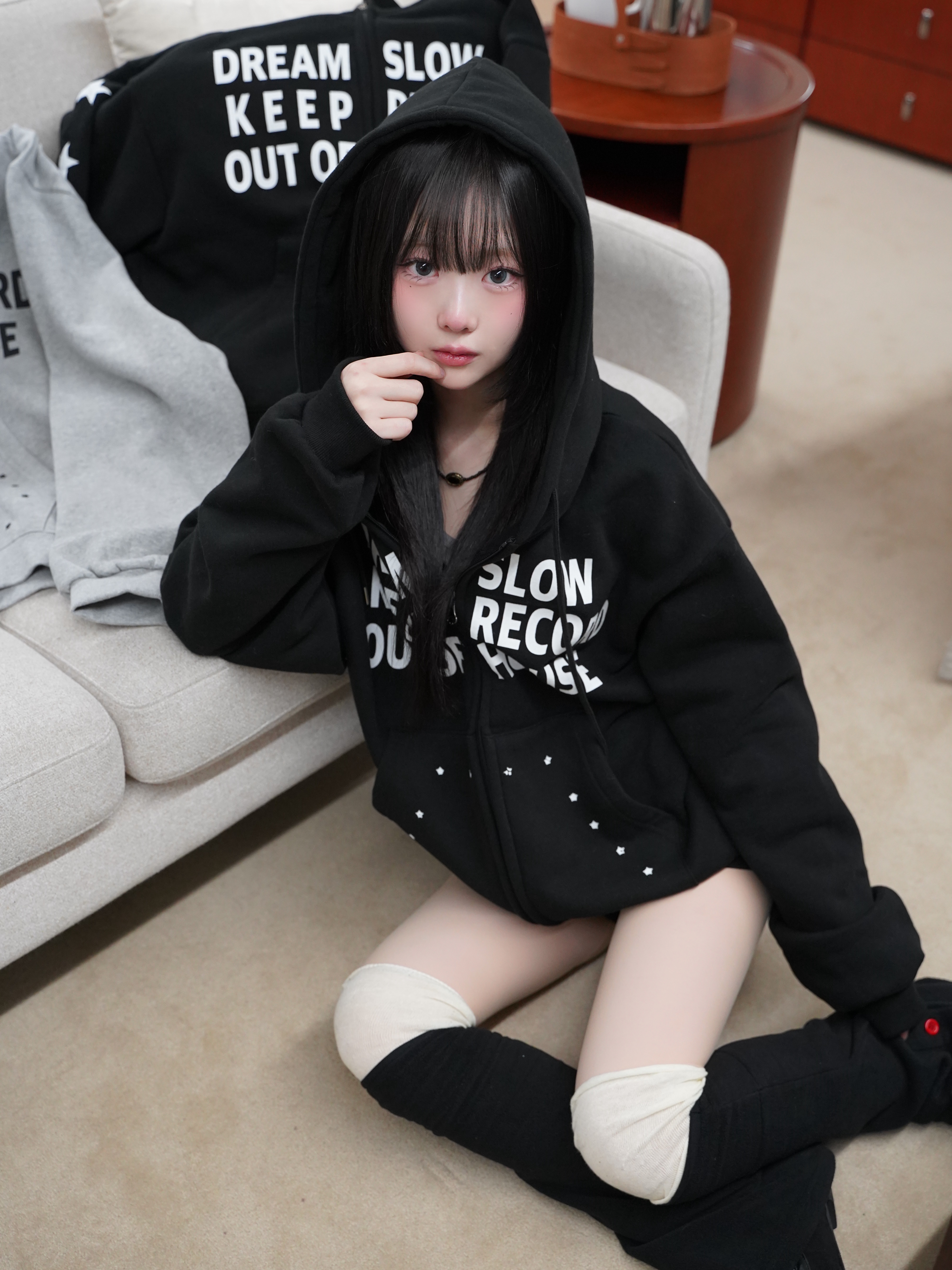 SLOW RECORD HOUSE Typo Star Hood Zip-up Black 착용 스타일 - 5
