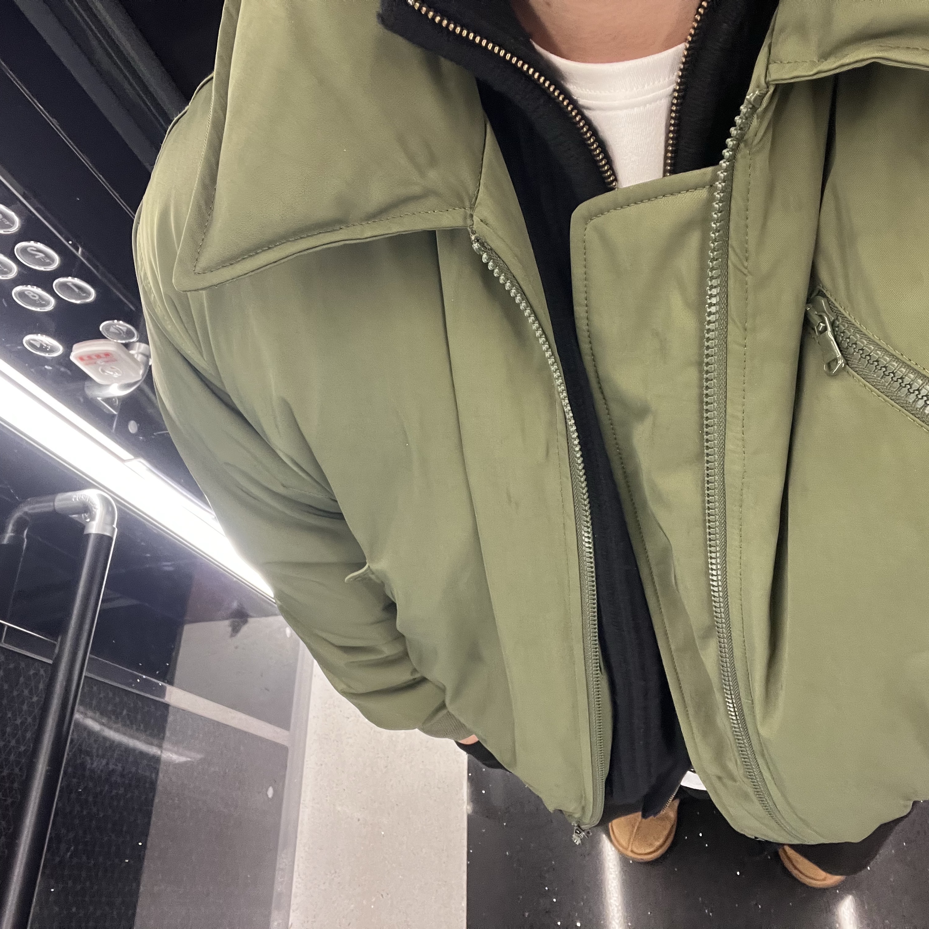 Amomento Full Needle Blouson Black - 24FW, UGG Tasman Slipper Chestnut 착용 스타일