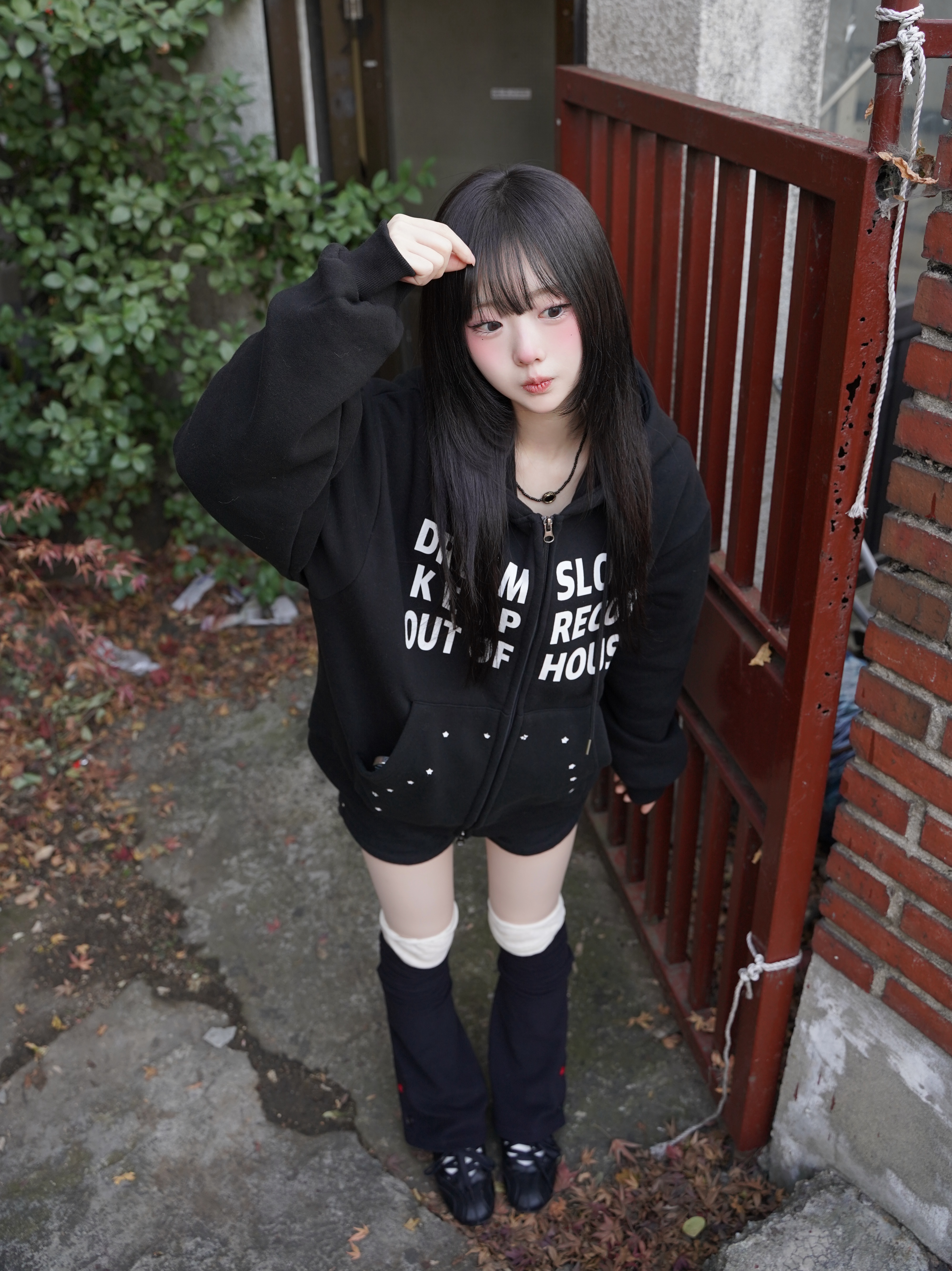SLOW RECORD HOUSE Typo Star Hood Zip-up Black 착용 스타일 - 1