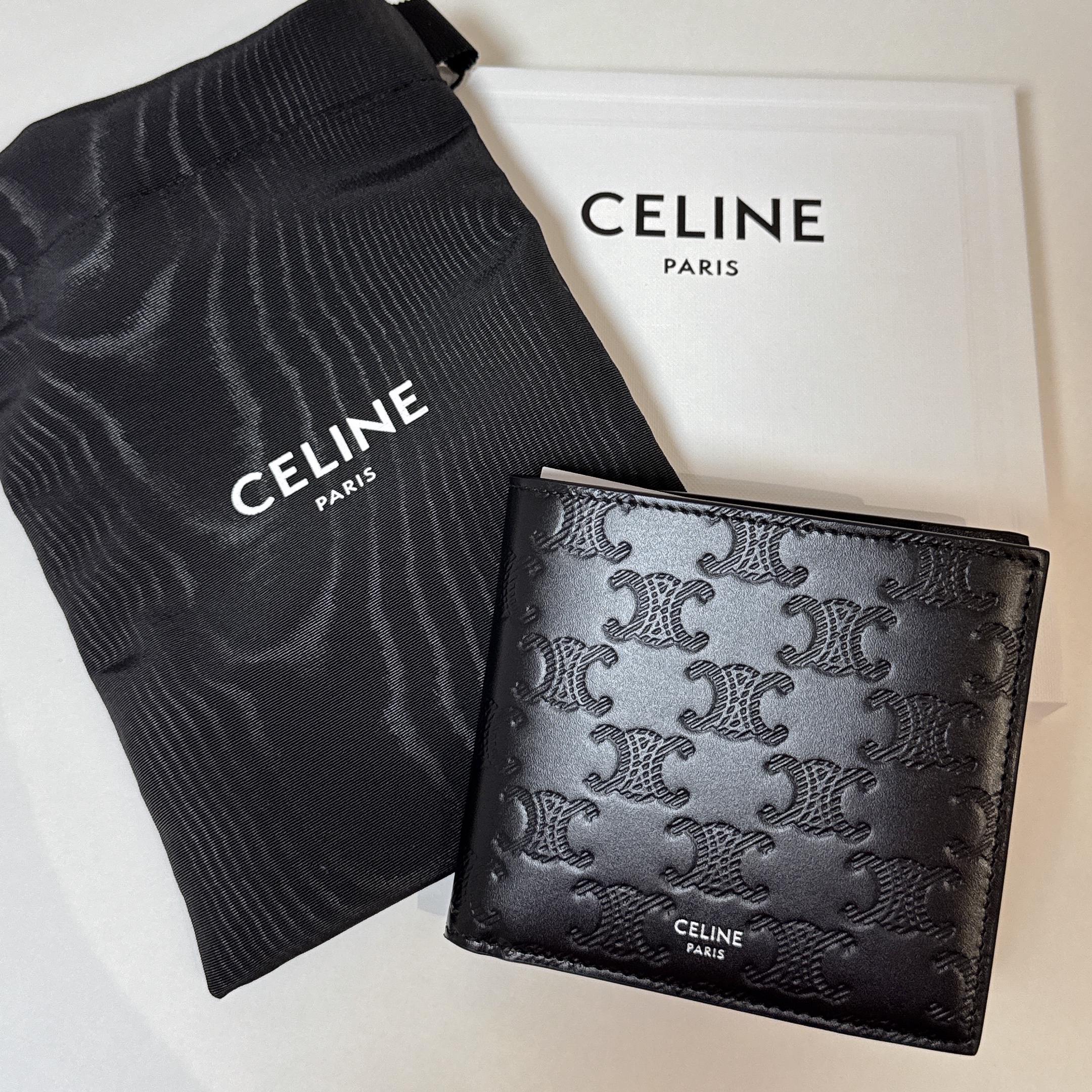 Celine Bi-Fold Wallet in Calfskin with Triomphe Embossed Black 착용 스타일
