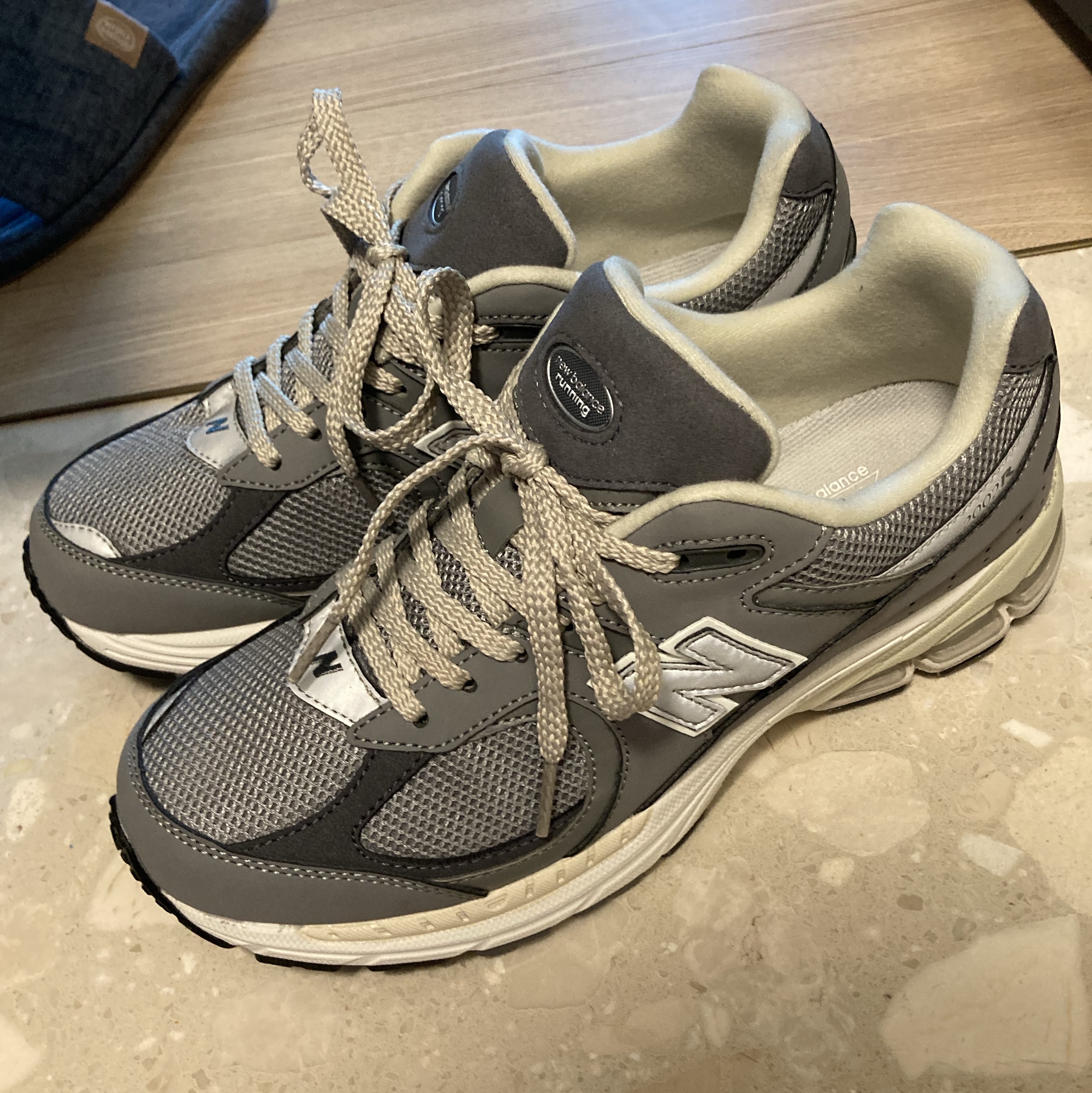 New Balance 2002R Premium Vintage Grey 착용 스타일 - 1
