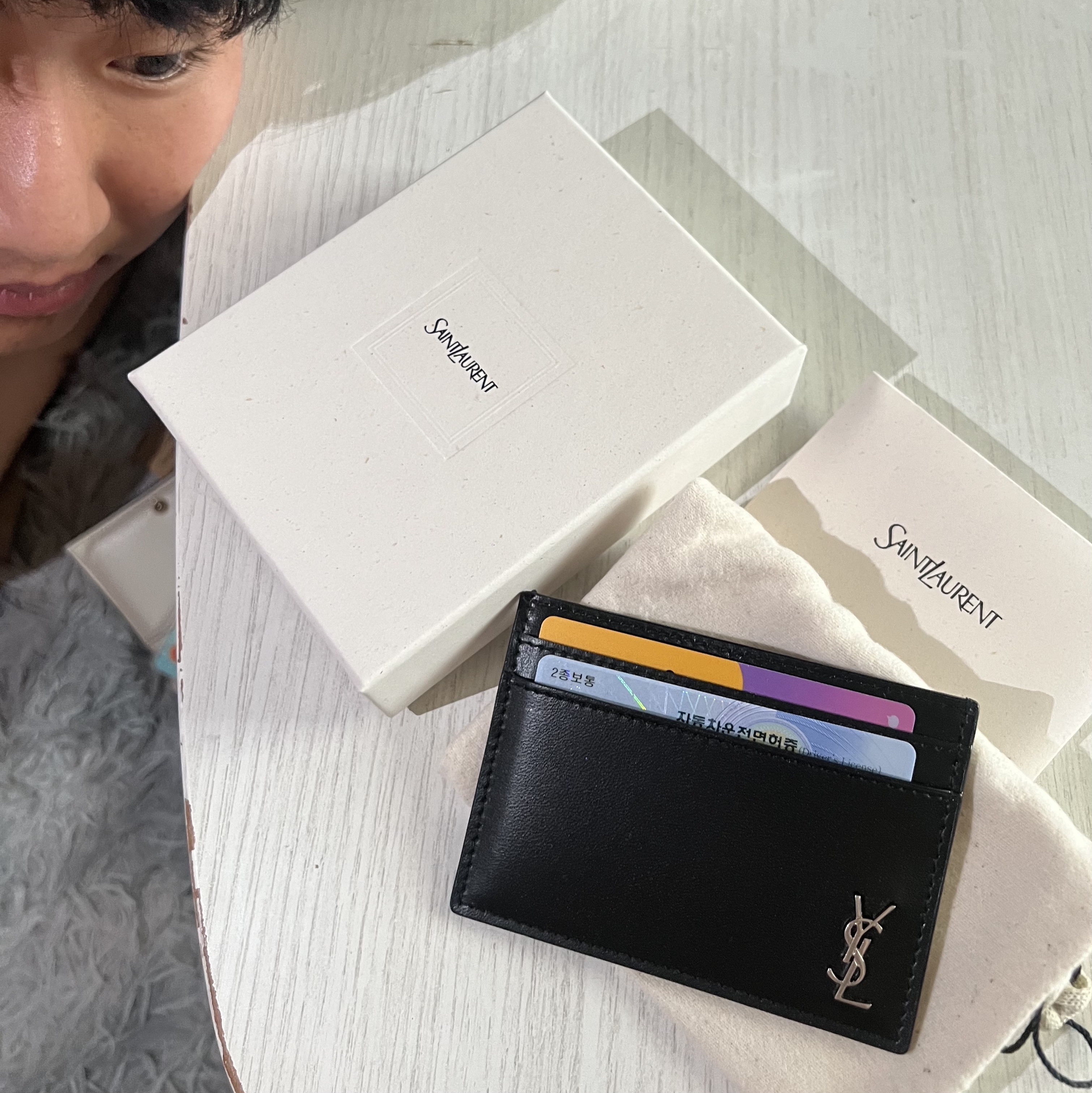 Saint Laurent Tiny Silver Monogram Card Case in Matte Leather Black 착용 스타일 - 3