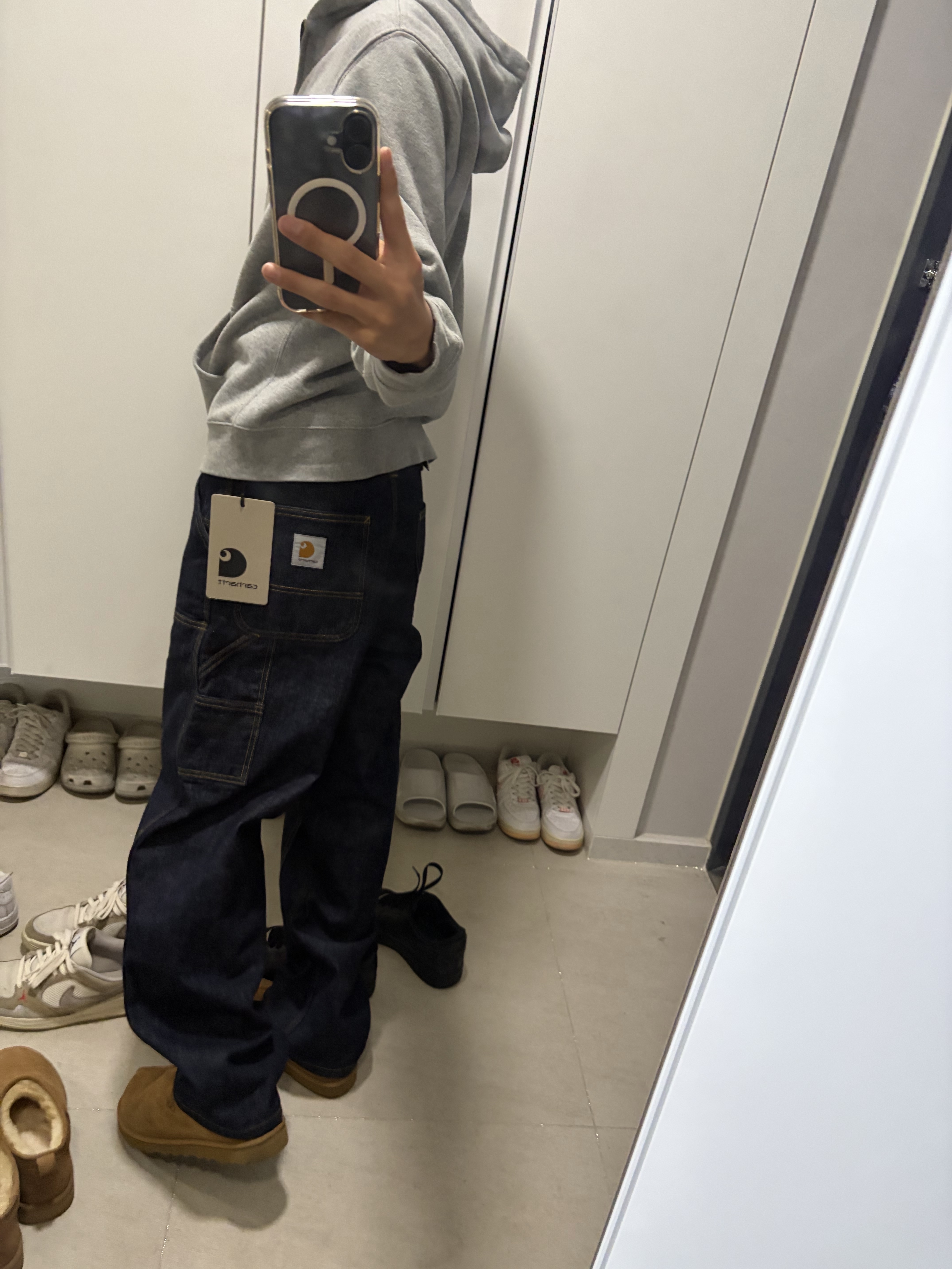 Apple iPhone 17 256GB Black, Carhartt WIP OG Double Knee Pant Blue Rinsed 착용 스타일 - 2