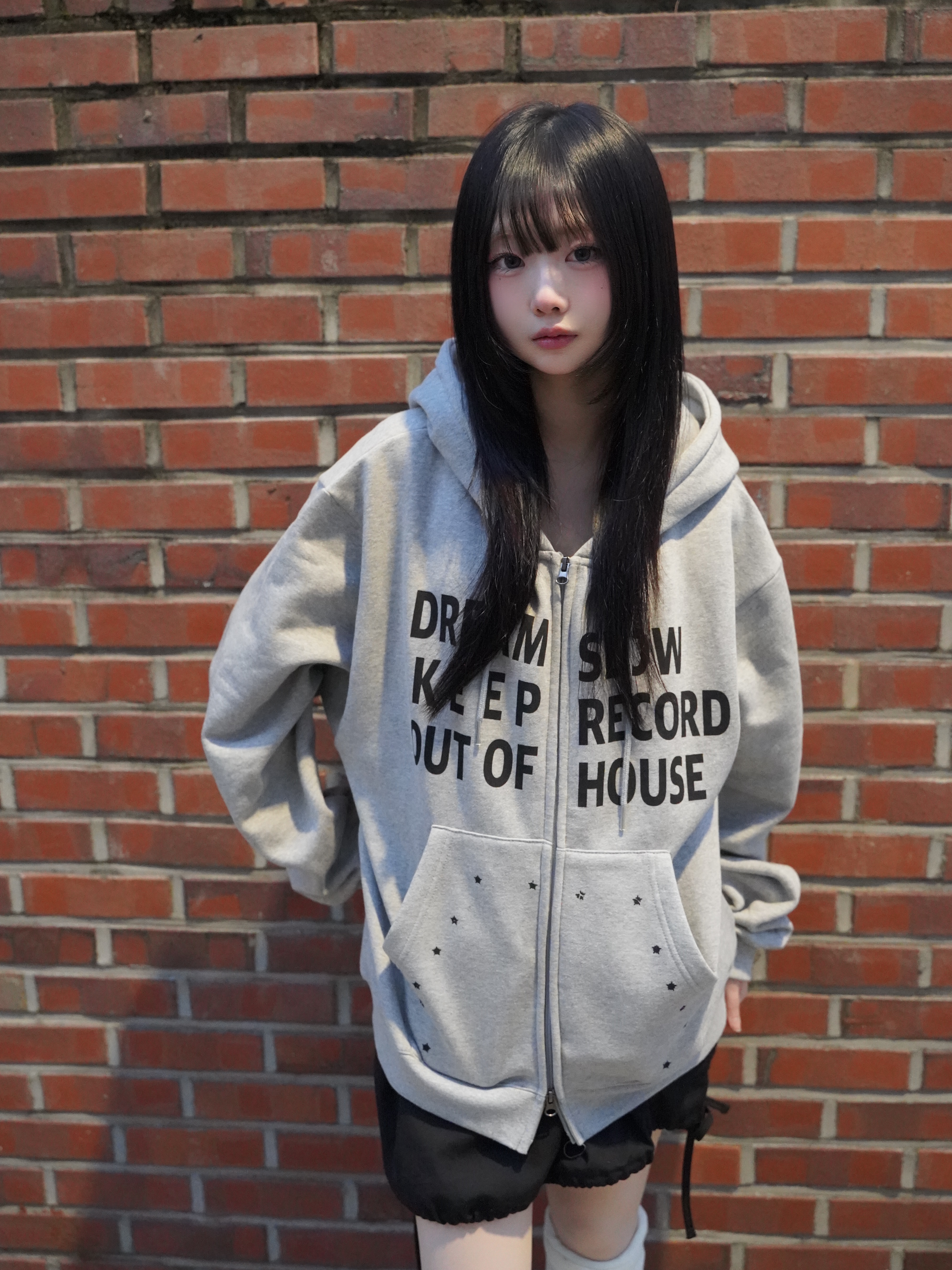 SLOW RECORD HOUSE Typo Star Hood Zip-Up Grey 착용 스타일 - 1