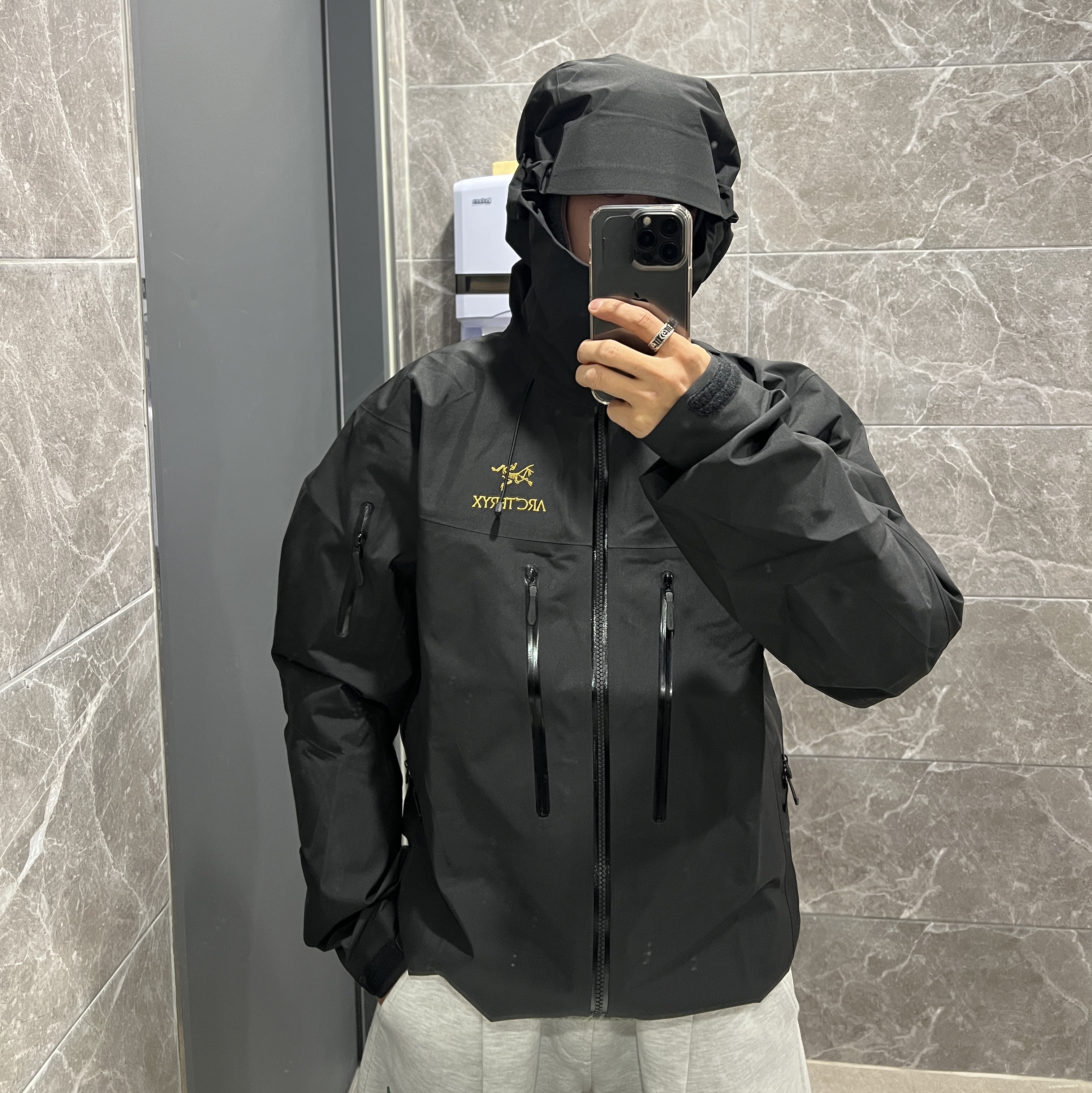 Arc'teryx Alpha SV Jacket 24K Black, Gucci Ring with Double G Silver 착용 스타일