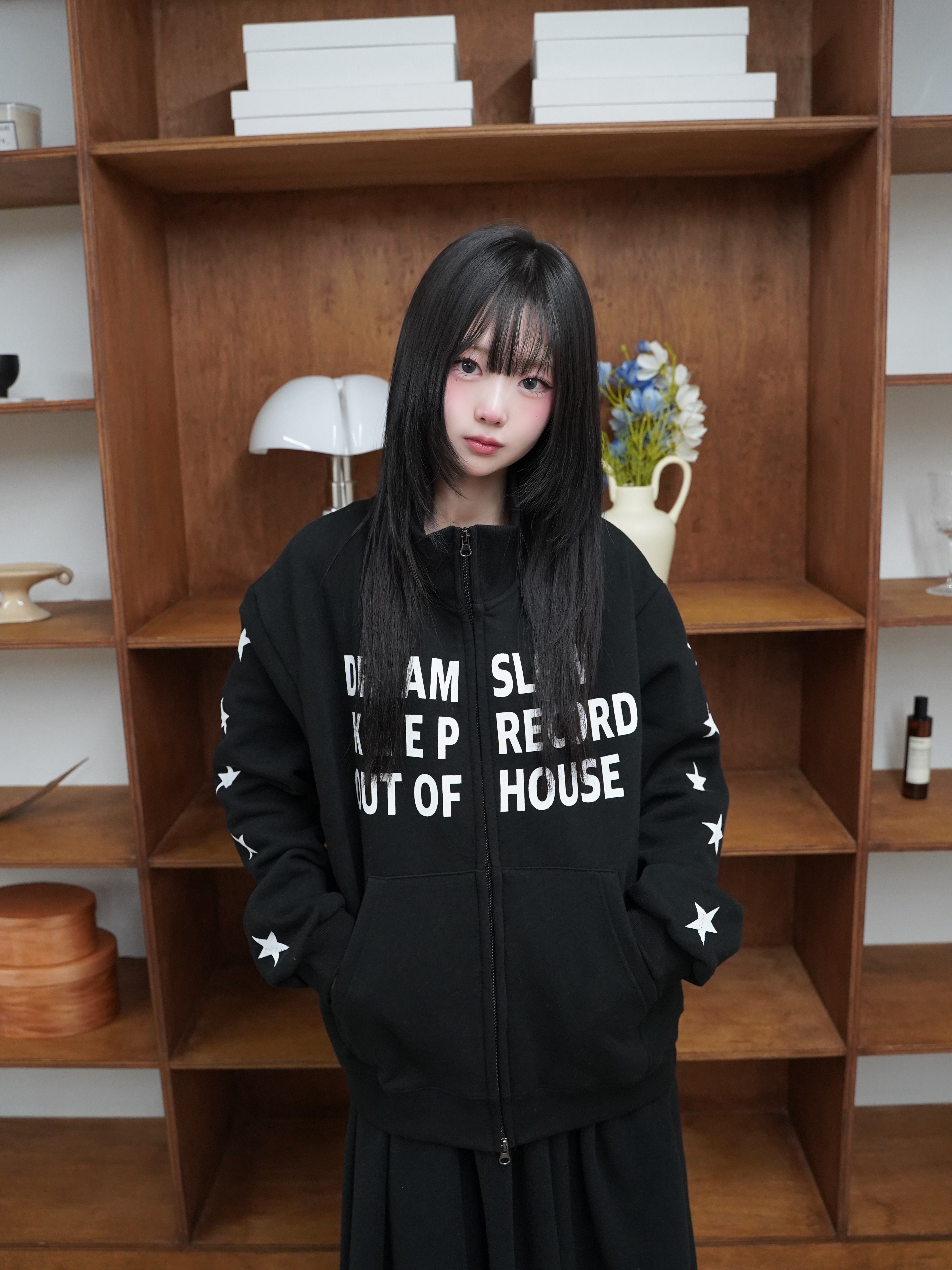 SLOW RECORD HOUSE Typo Star Track Zip-Up_Black 착용 스타일 - 6