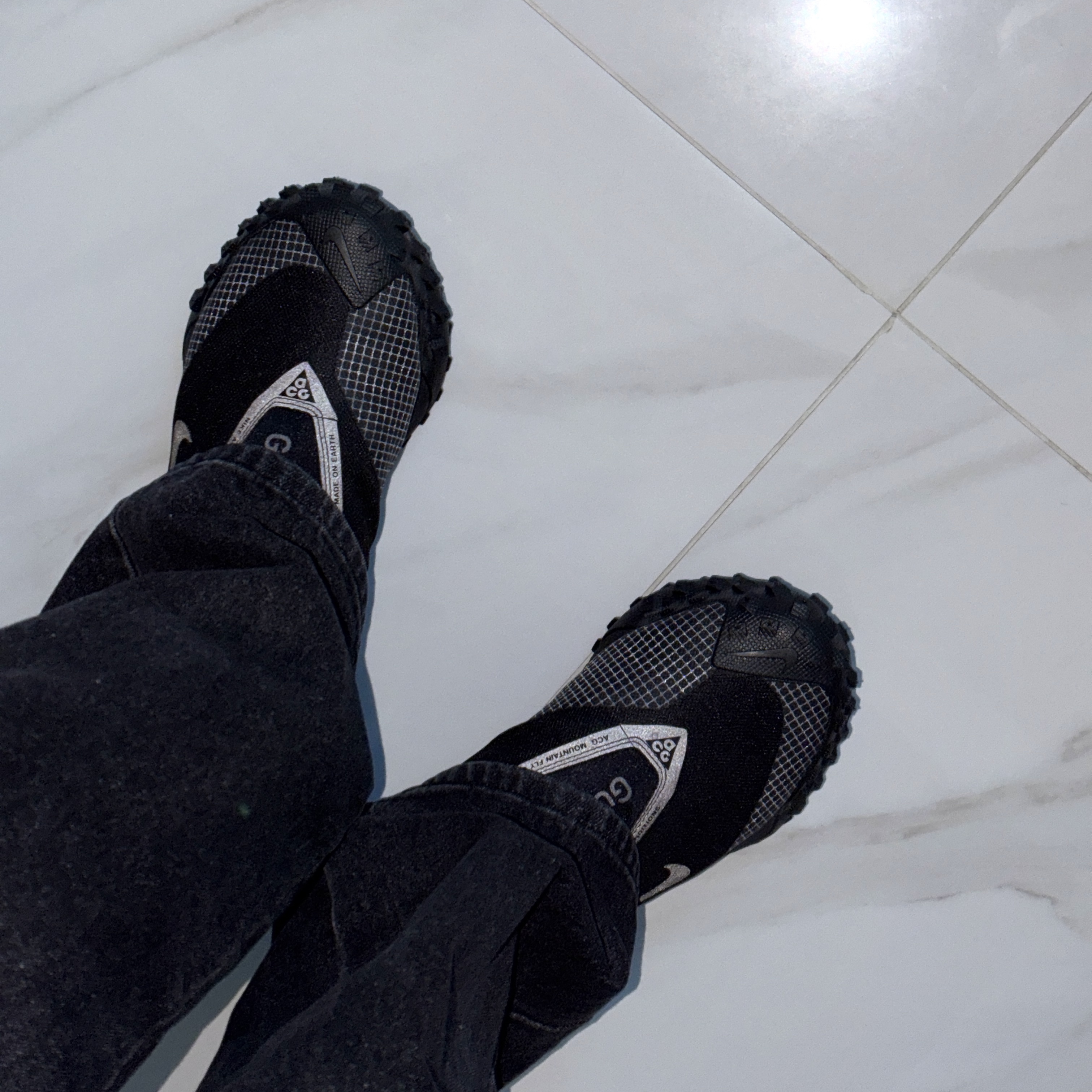 Nike ACG Mountain Fly Gore-Tex Black and Dark Grey 착용 스타일 - 1