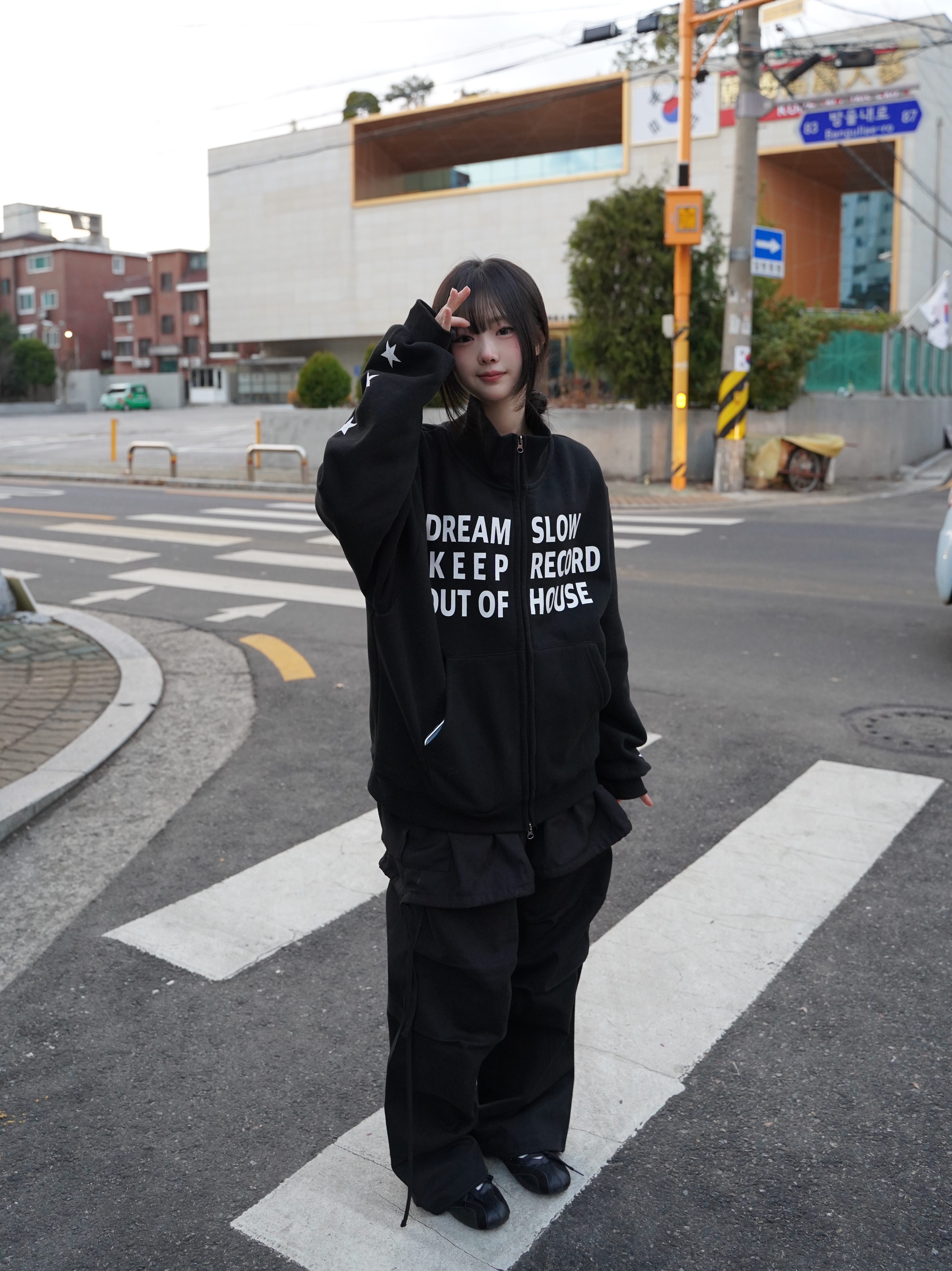 SLOW RECORD HOUSE Typo Star Track Zip-Up_Black 착용 스타일 - 2