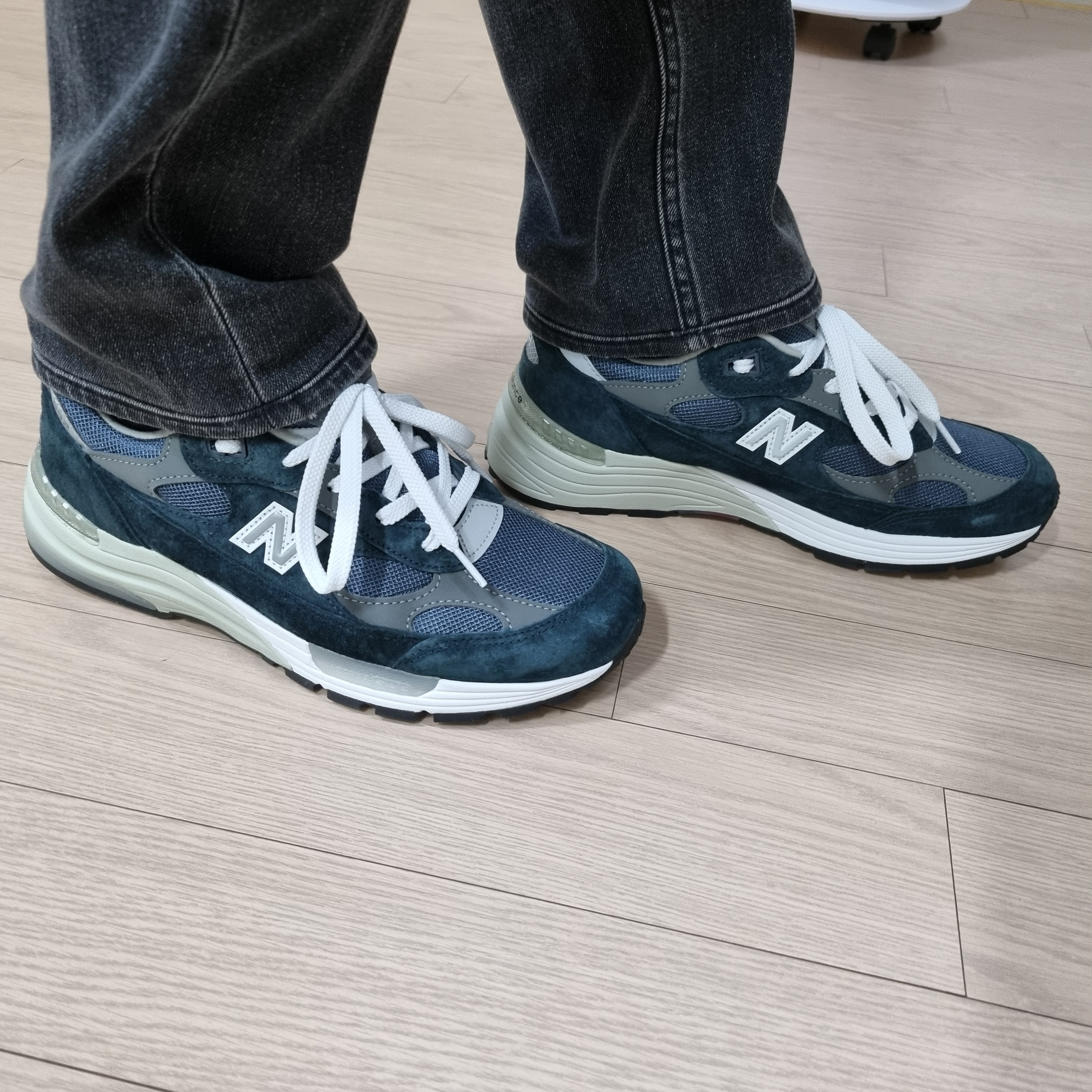 New Balance 992 Made in USA Core Navy 착용 스타일 - 2