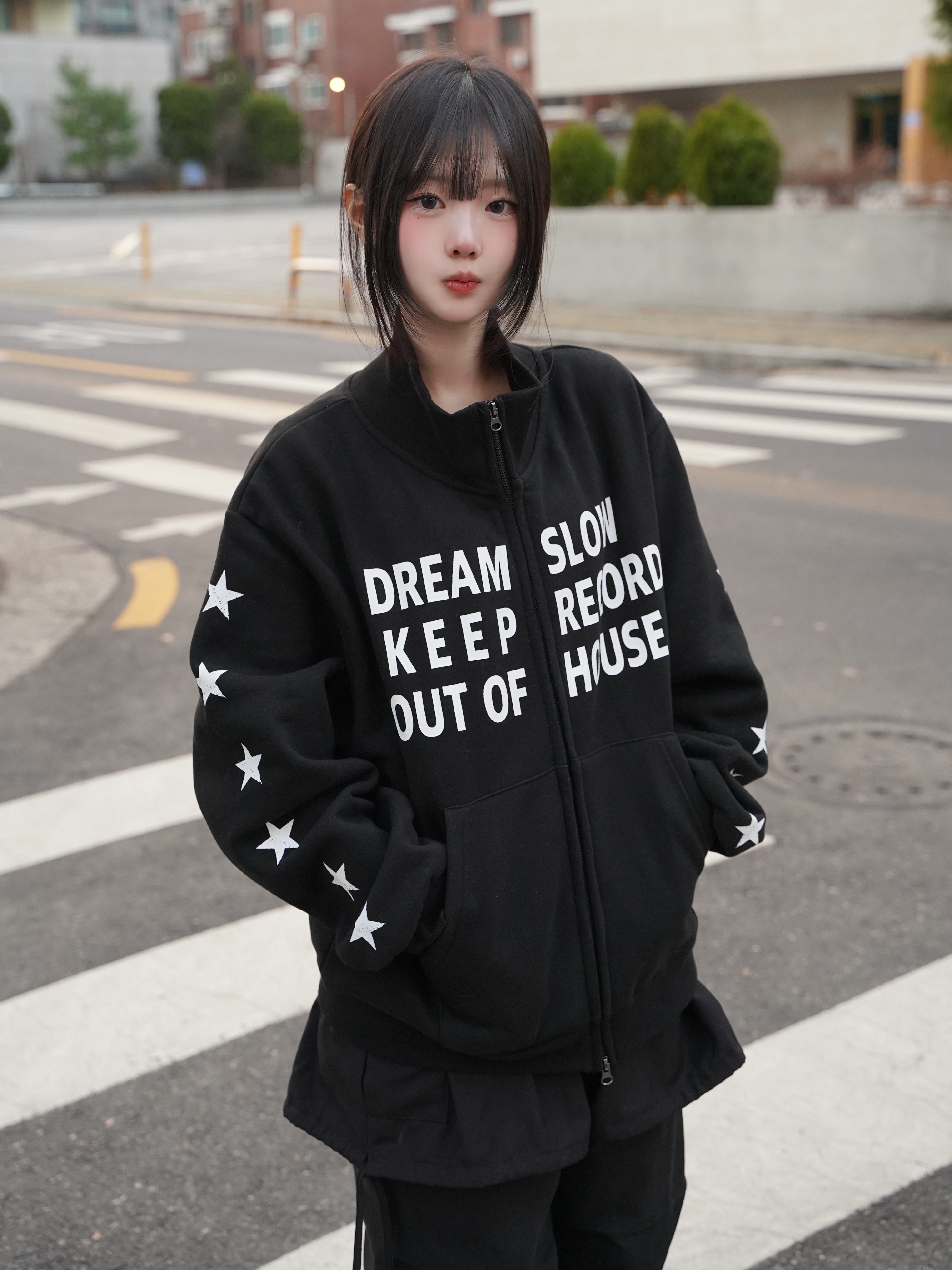 SLOW RECORD HOUSE Typo Star Track Zip-Up_Black 착용 스타일 - 1