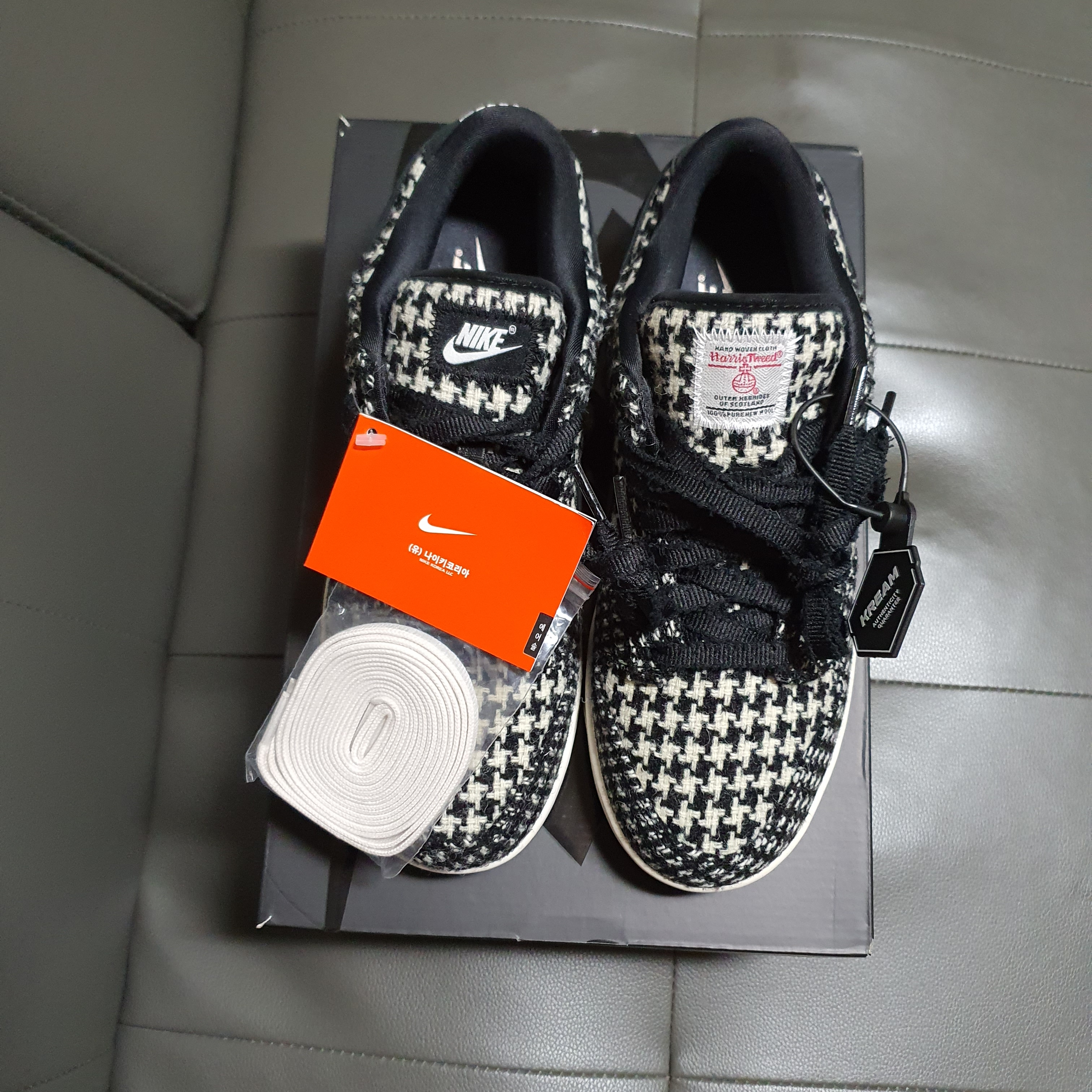 (W) Nike x Harris Tweed Dunk Low Black and Phantom 착용 스타일