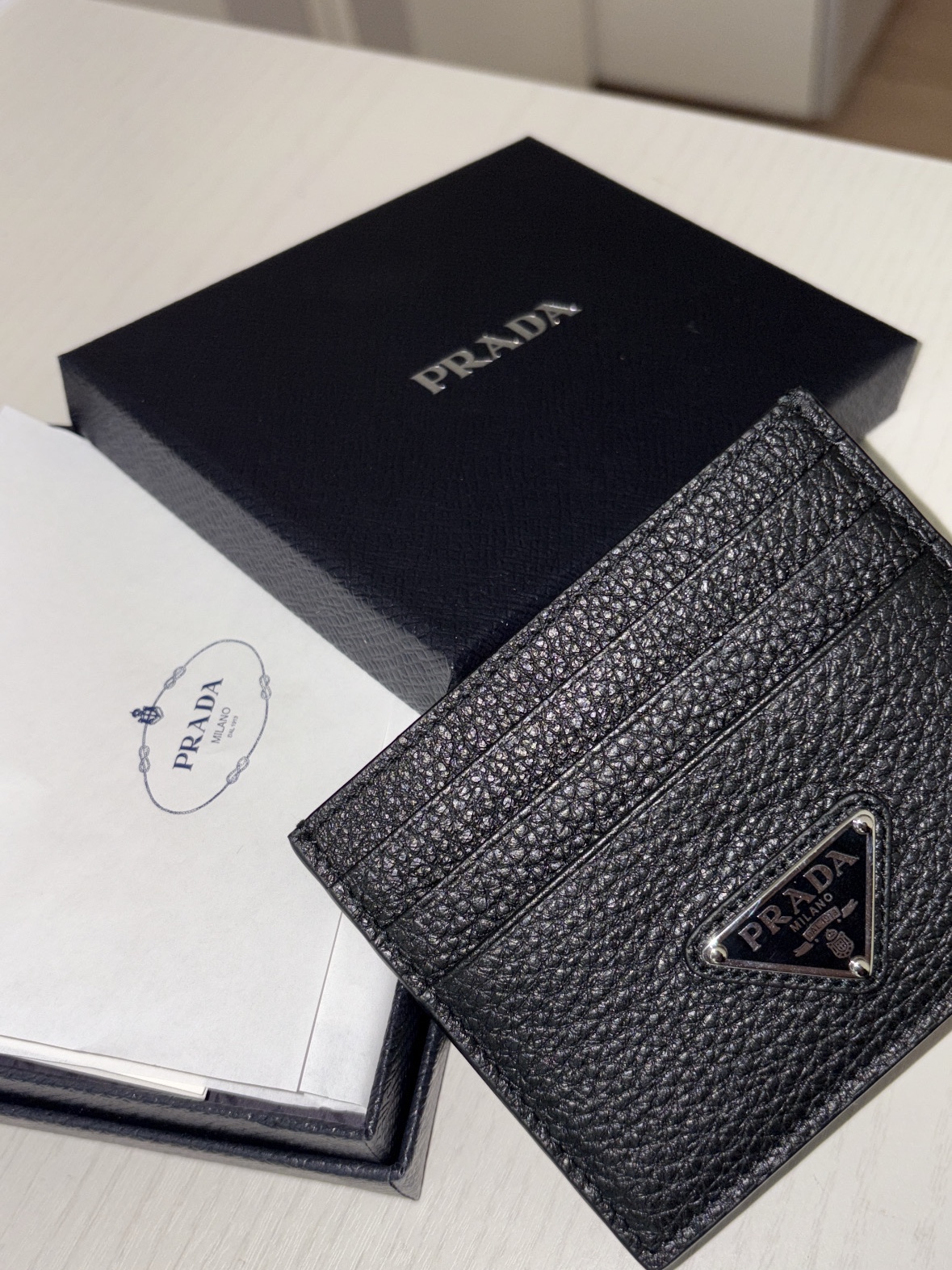 Prada Leather Card Holder Black 착용 스타일