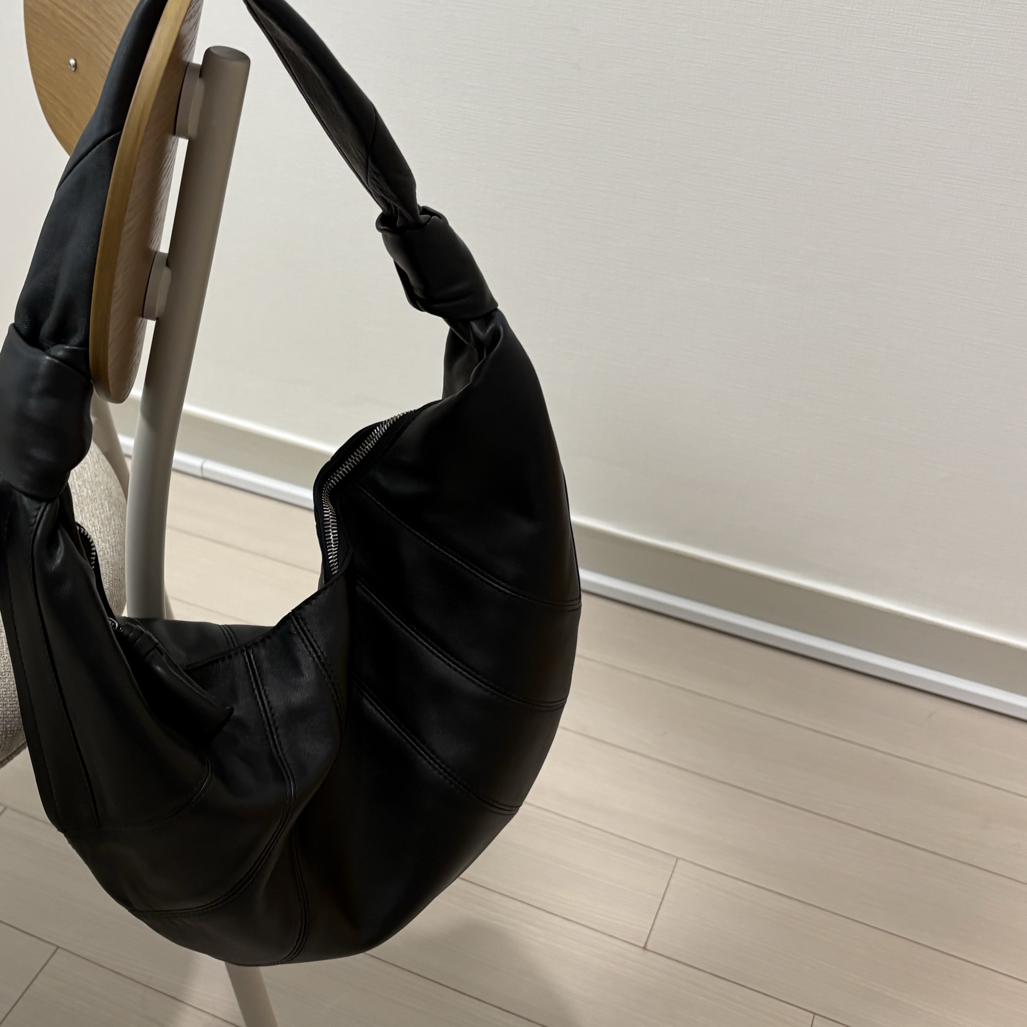 Lemaire Fortune Croissant Bag Soft Nappa Leather Black 착용 스타일 - 2