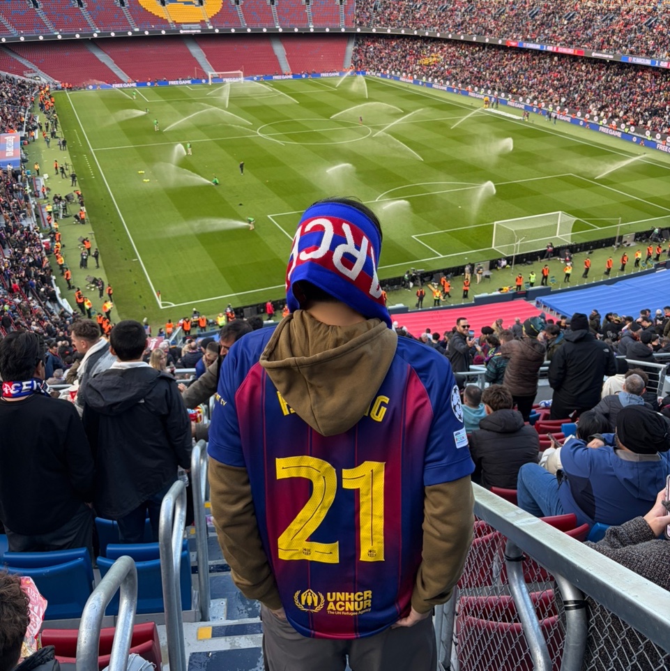 Nike FC Barcelona 2025/26 Stadium Home Dri-Fit Football Replica Jersey Deep Royal Blue Noble Red (Non Marking Ver.) 착용 스타일