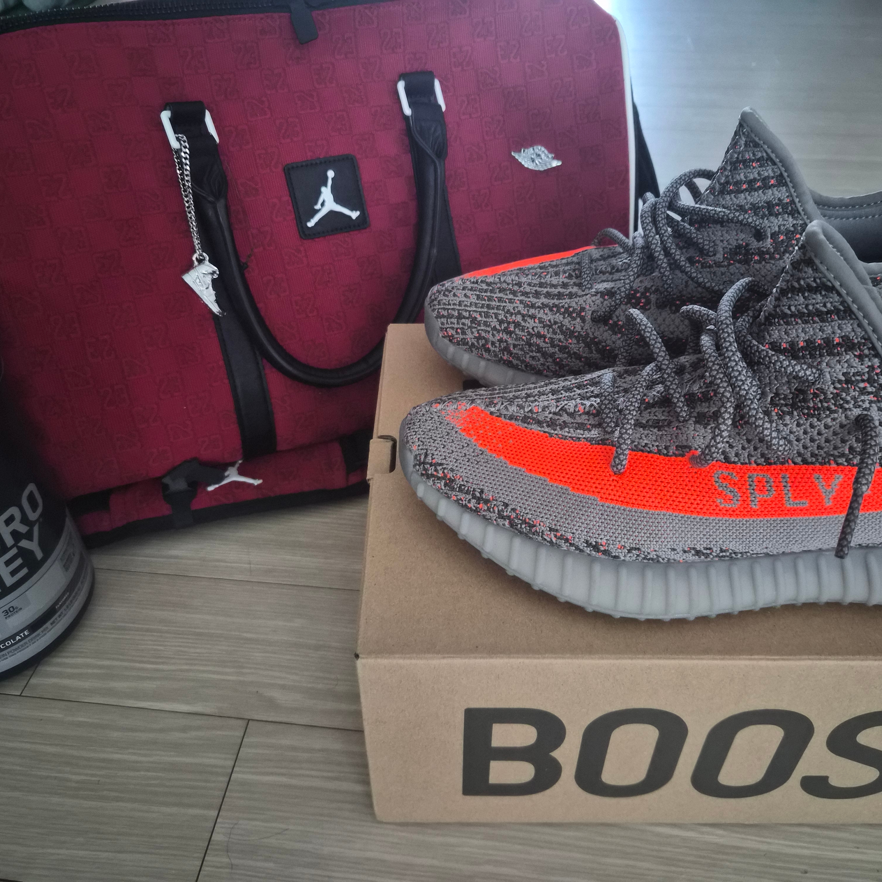 Adidas Yeezy Boost 350 V2 Beluga - Reflective, Jordan Monogram Duffle Bag 25L Off Noir 착용 스타일 - 2
