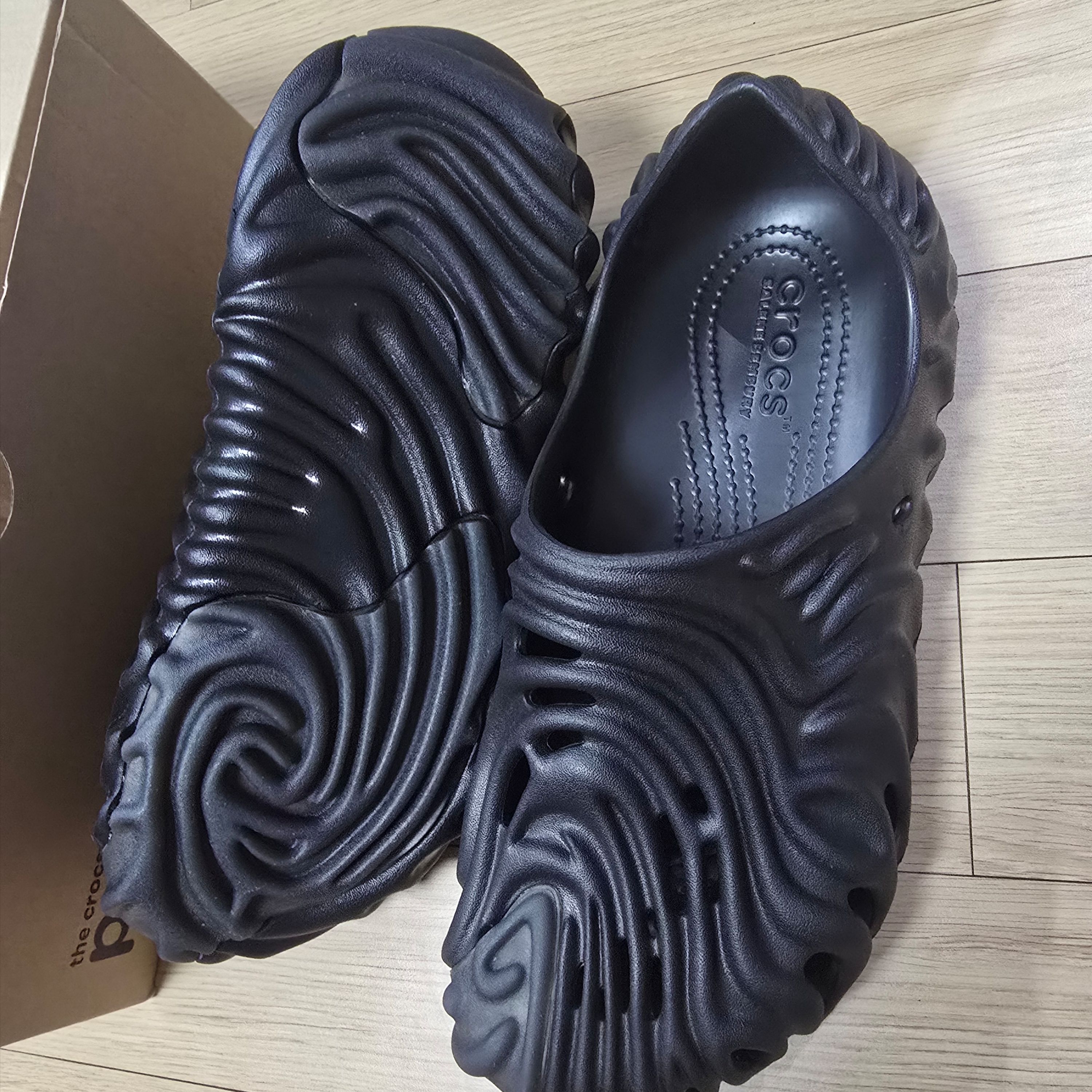 Crocs x Salehe Bembury Pollex Clog Sasquatch 착용 스타일 - 5