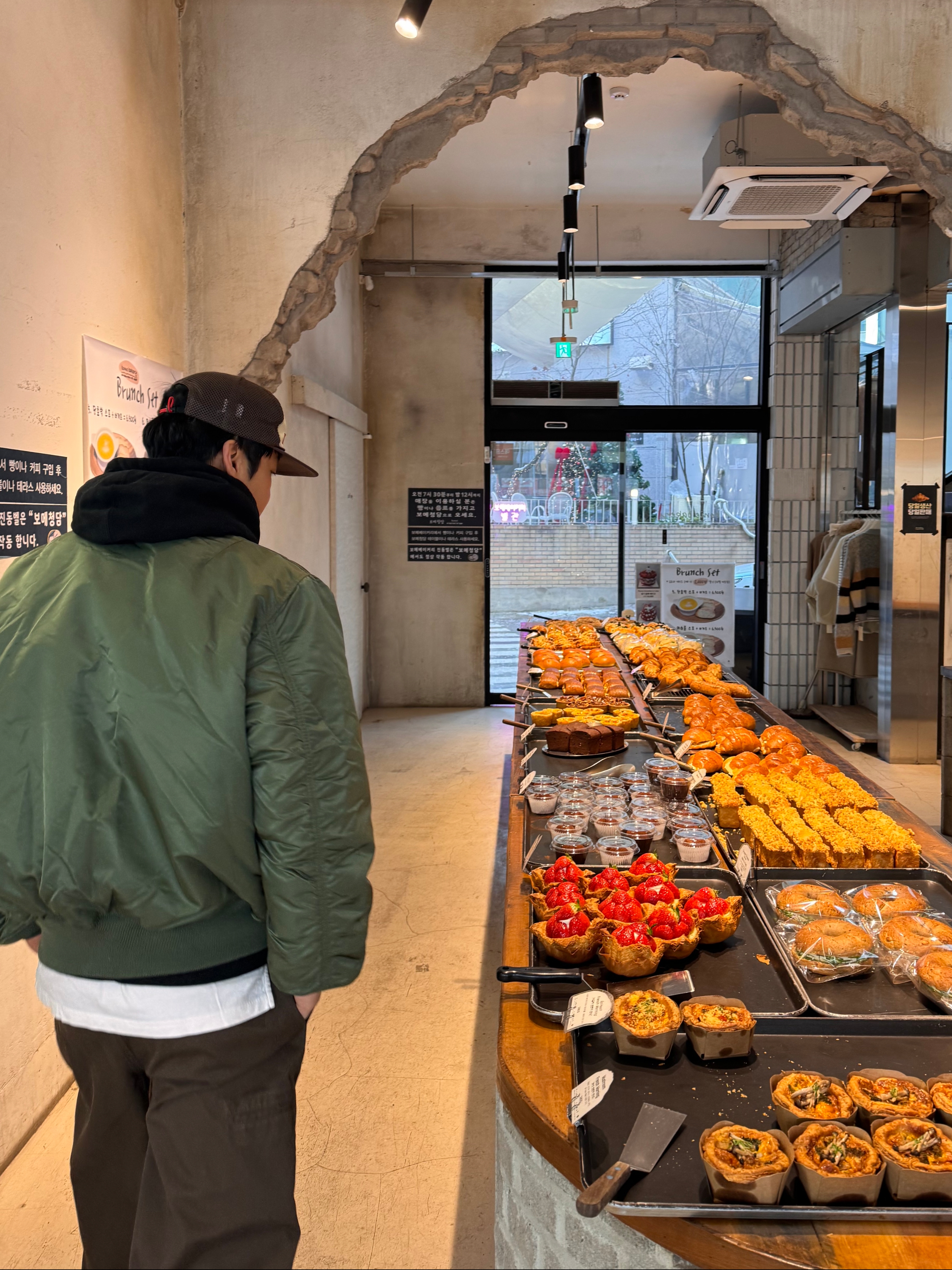 ALPHA INDUSTRIES MA-1 Flight Jacket Sage, Alex Zono I Dig Running Trucker Hat OG Brown 착용 스타일 - 2