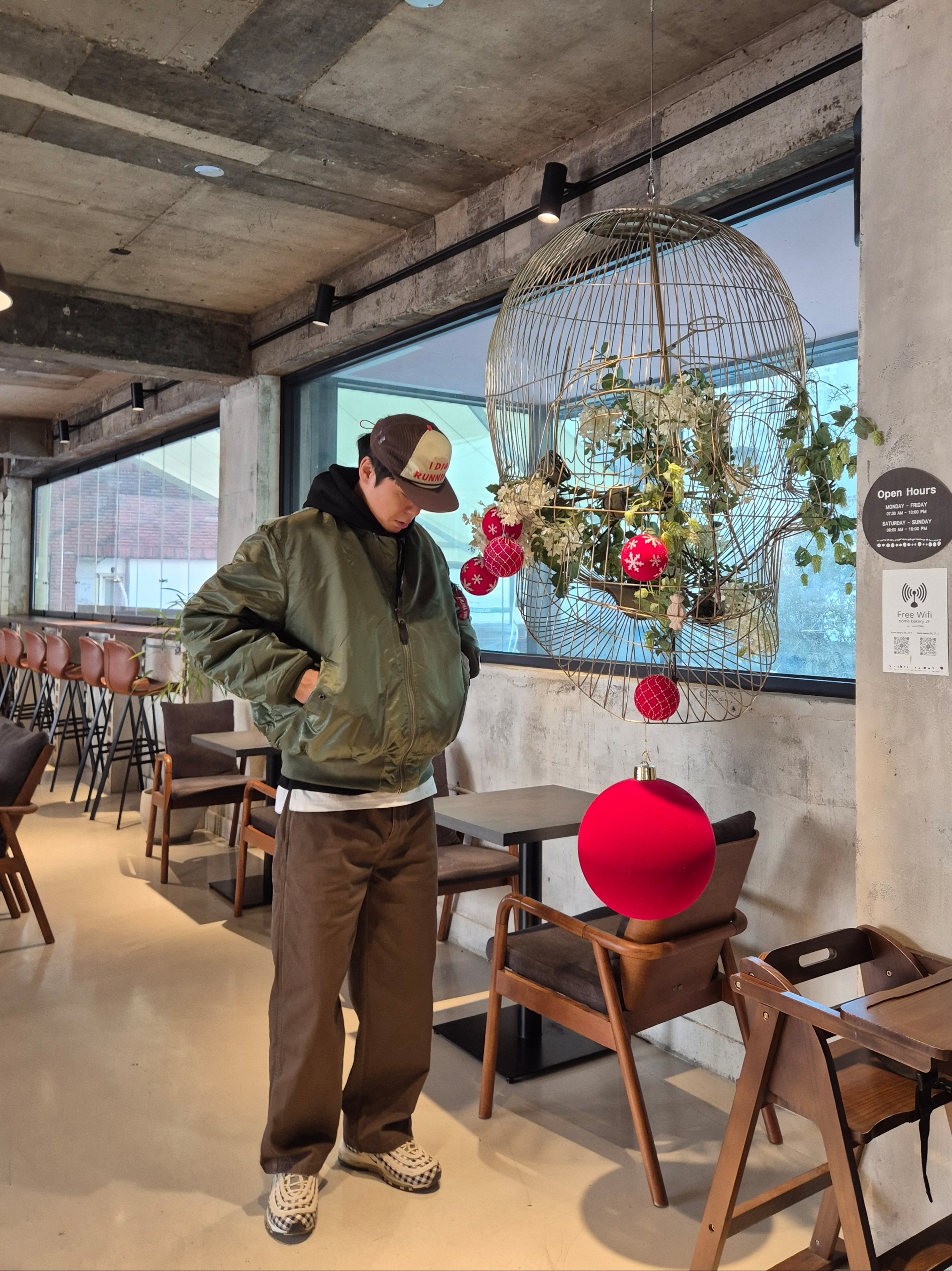 ALPHA INDUSTRIES MA-1 Flight Jacket Sage, Alex Zono I Dig Running Trucker Hat OG Brown 착용 스타일 - 4