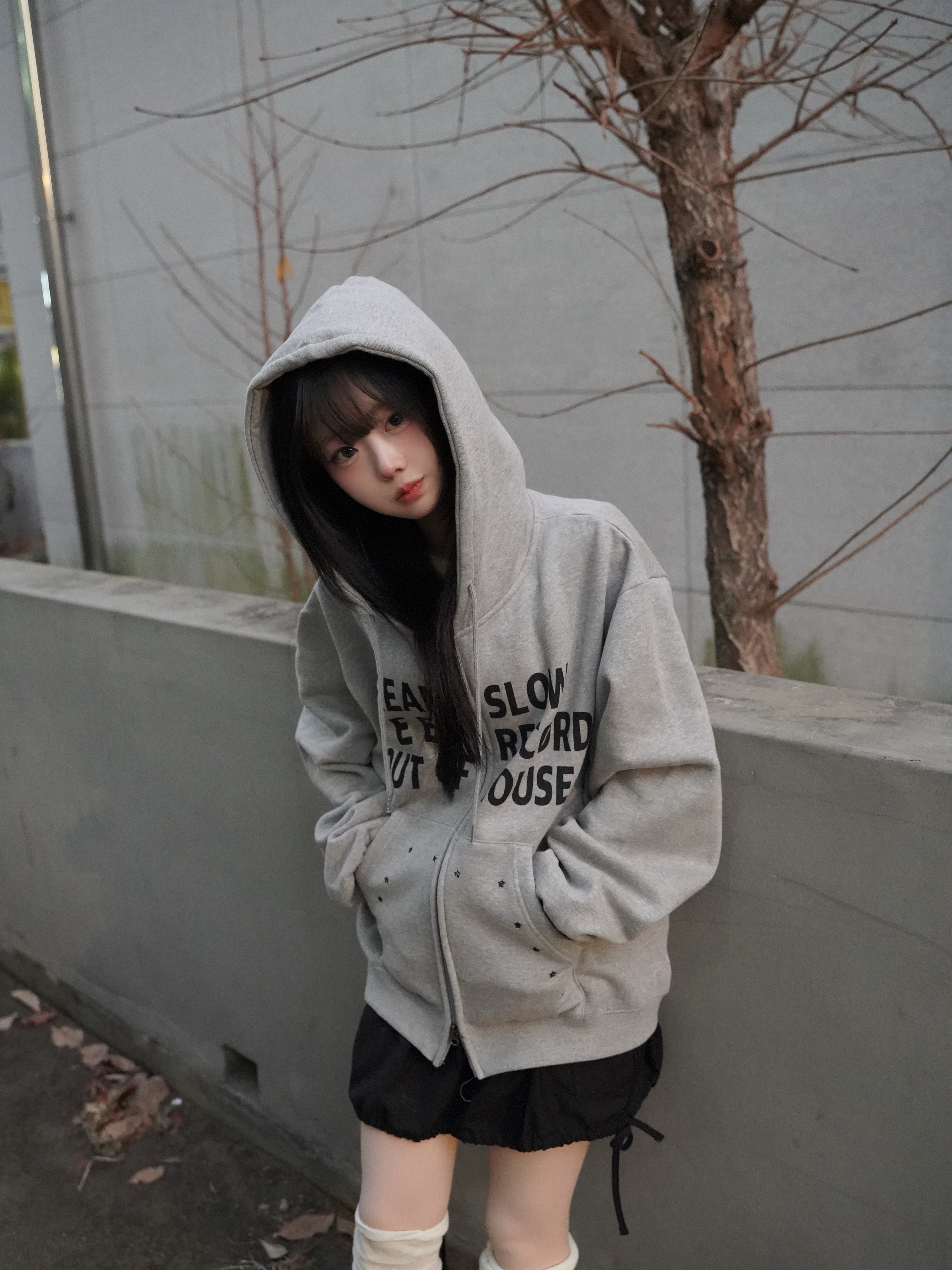 SLOW RECORD HOUSE Typo Star Hood Zip-Up Grey 착용 스타일 - 3