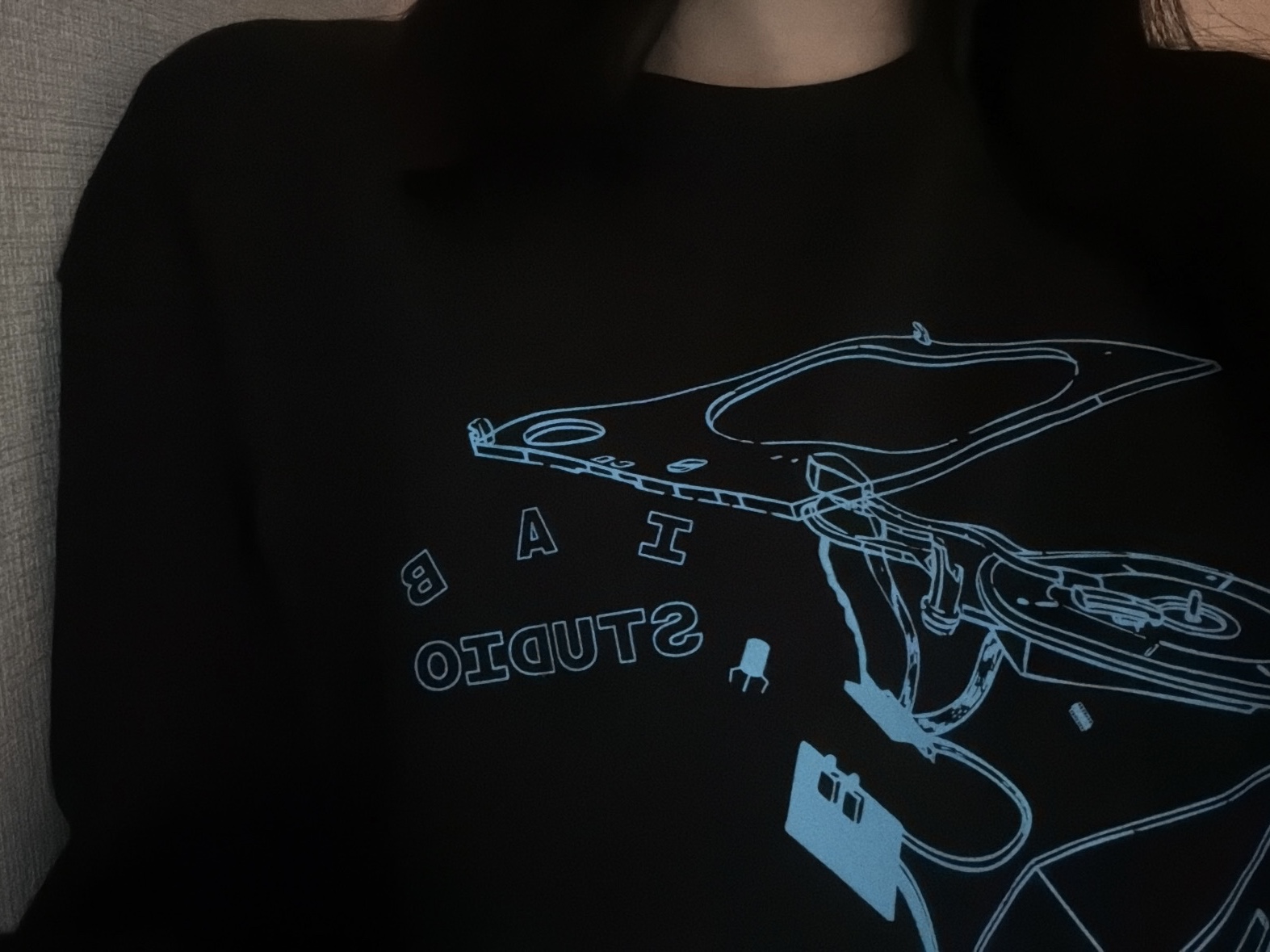 IAB Studio x Lost in Starlight Jay Longsleeve Black Cyan 착용 스타일 - 1
