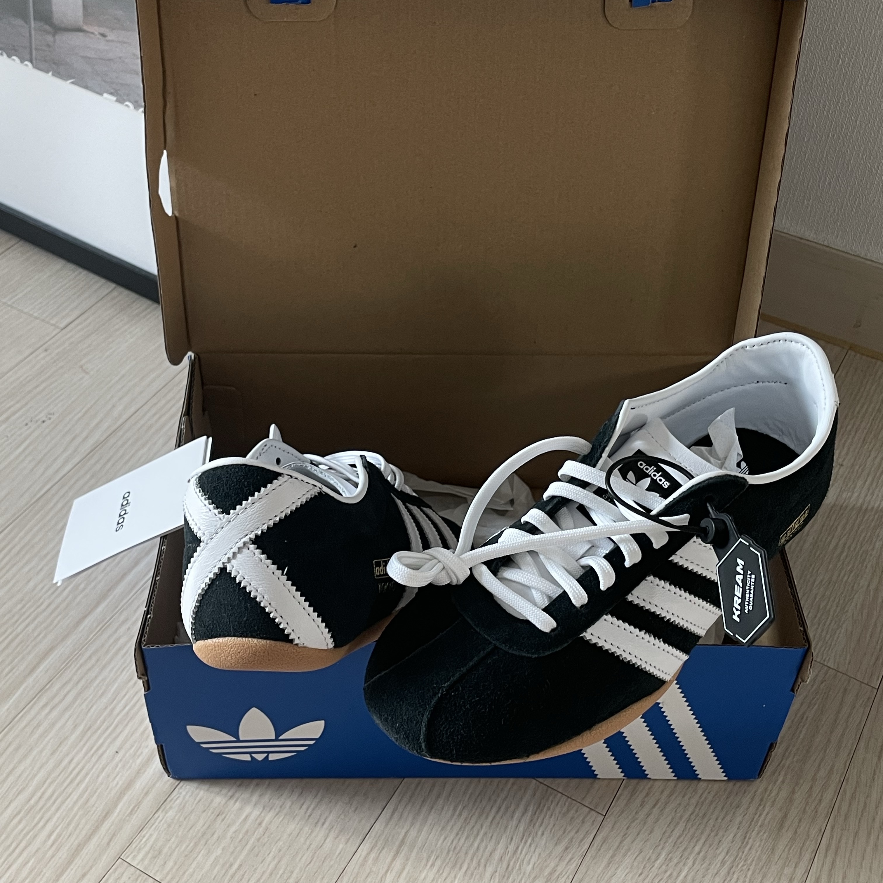 (W) Adidas Tokyo Core Black Cloud White 착용 스타일