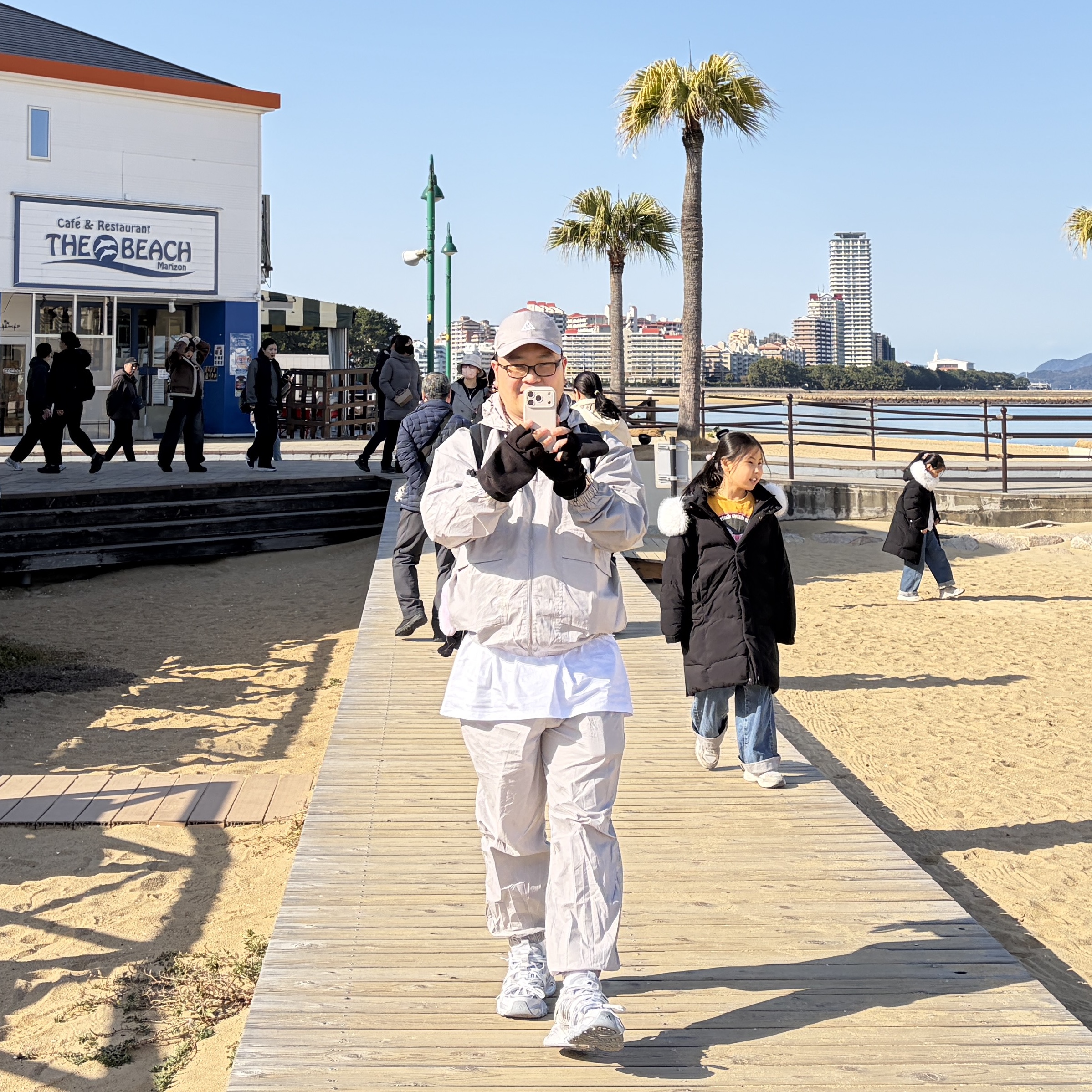 Adidas XLG Runner Deluxe Grey Silver Metallic 착용 스타일 - 1