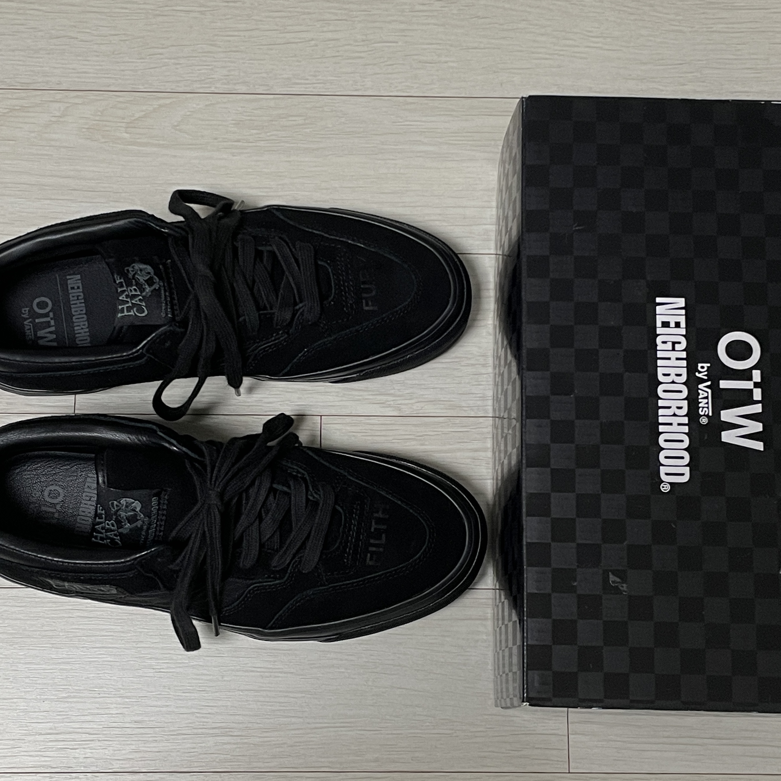 Vans x Neighborhood OTW Half Cab Black 착용 스타일 - 3