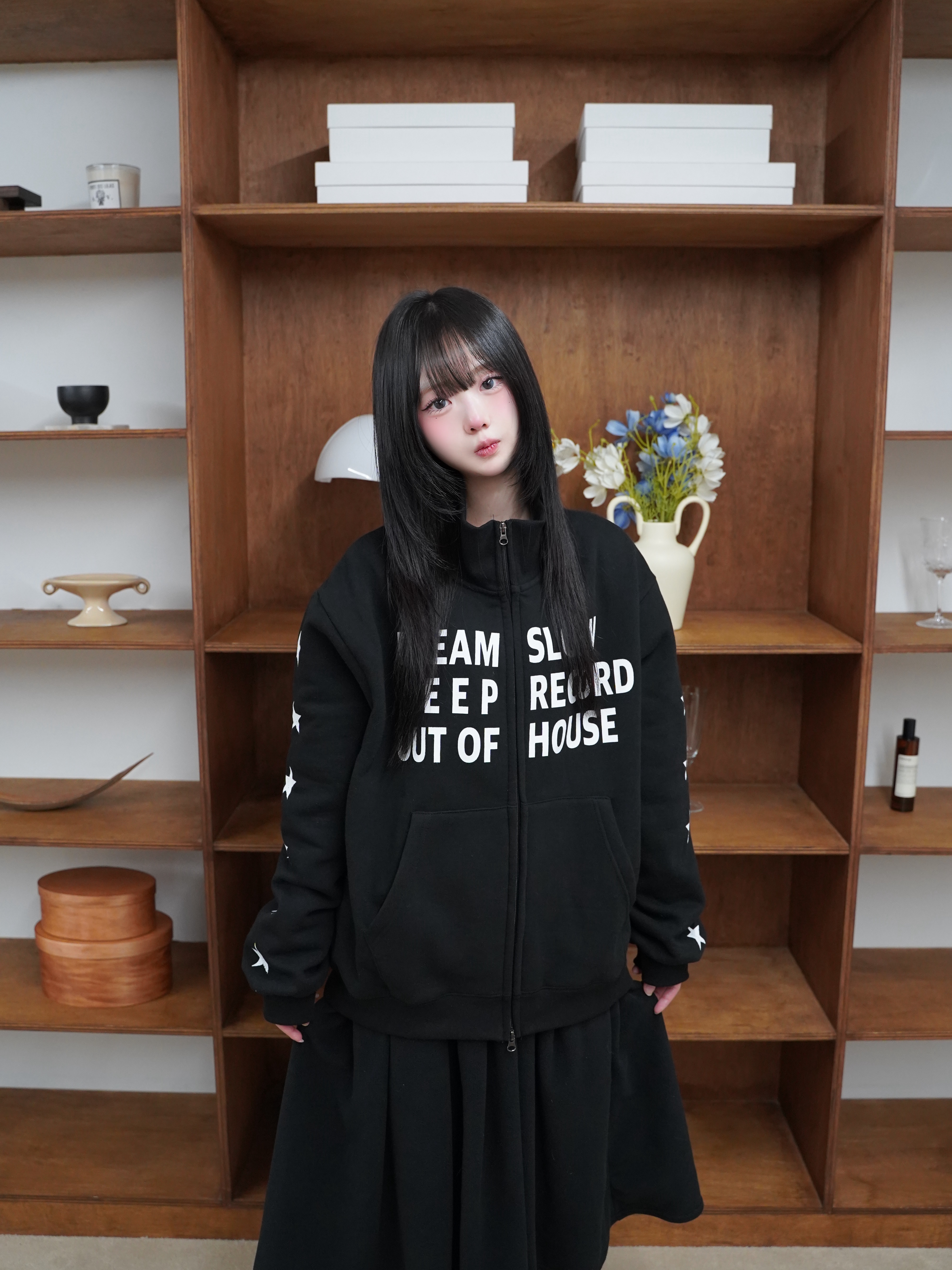 SLOW RECORD HOUSE Typo Star Track Zip-Up_Black 착용 스타일 - 4