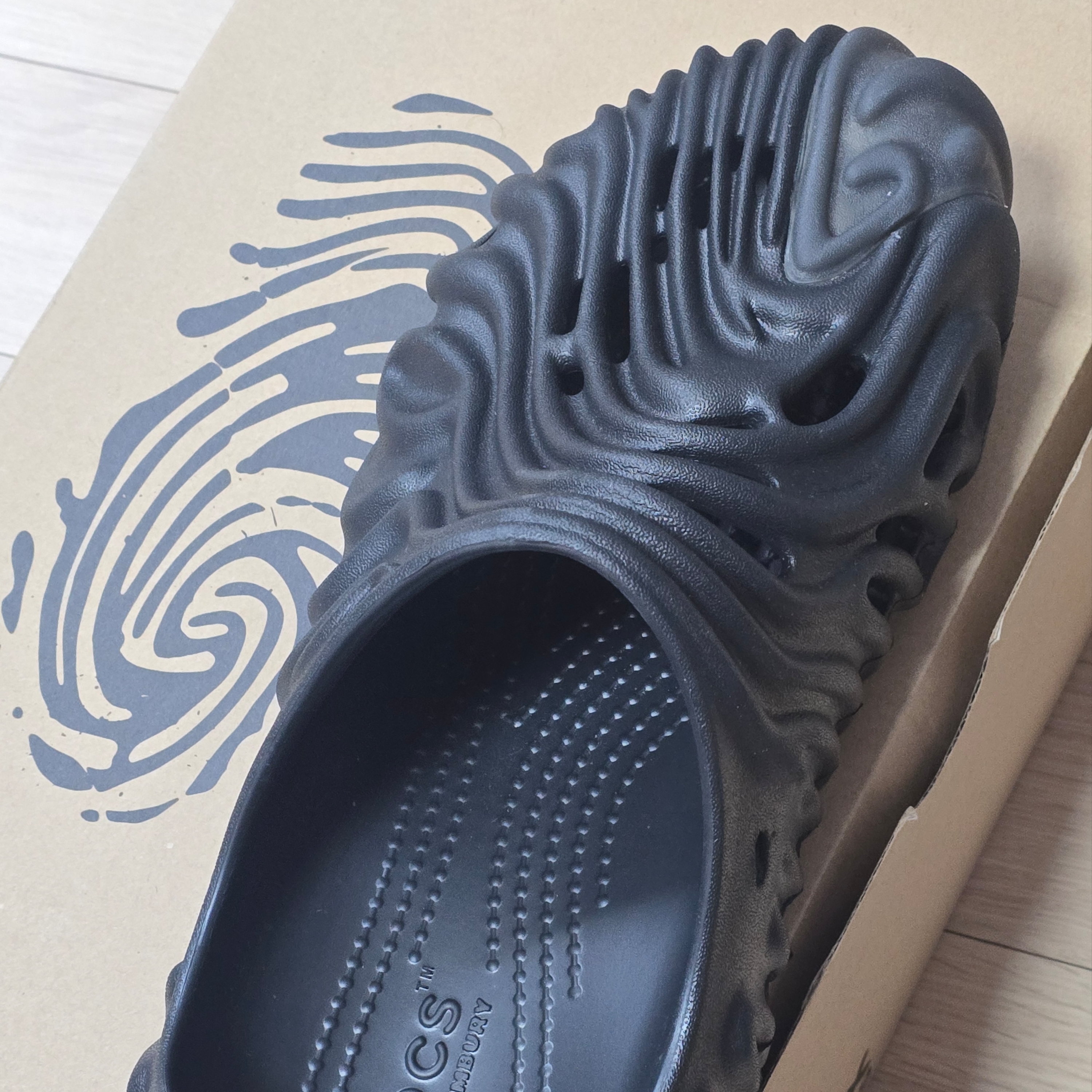 Crocs x Salehe Bembury Pollex Clog Sasquatch 착용 스타일 - 4