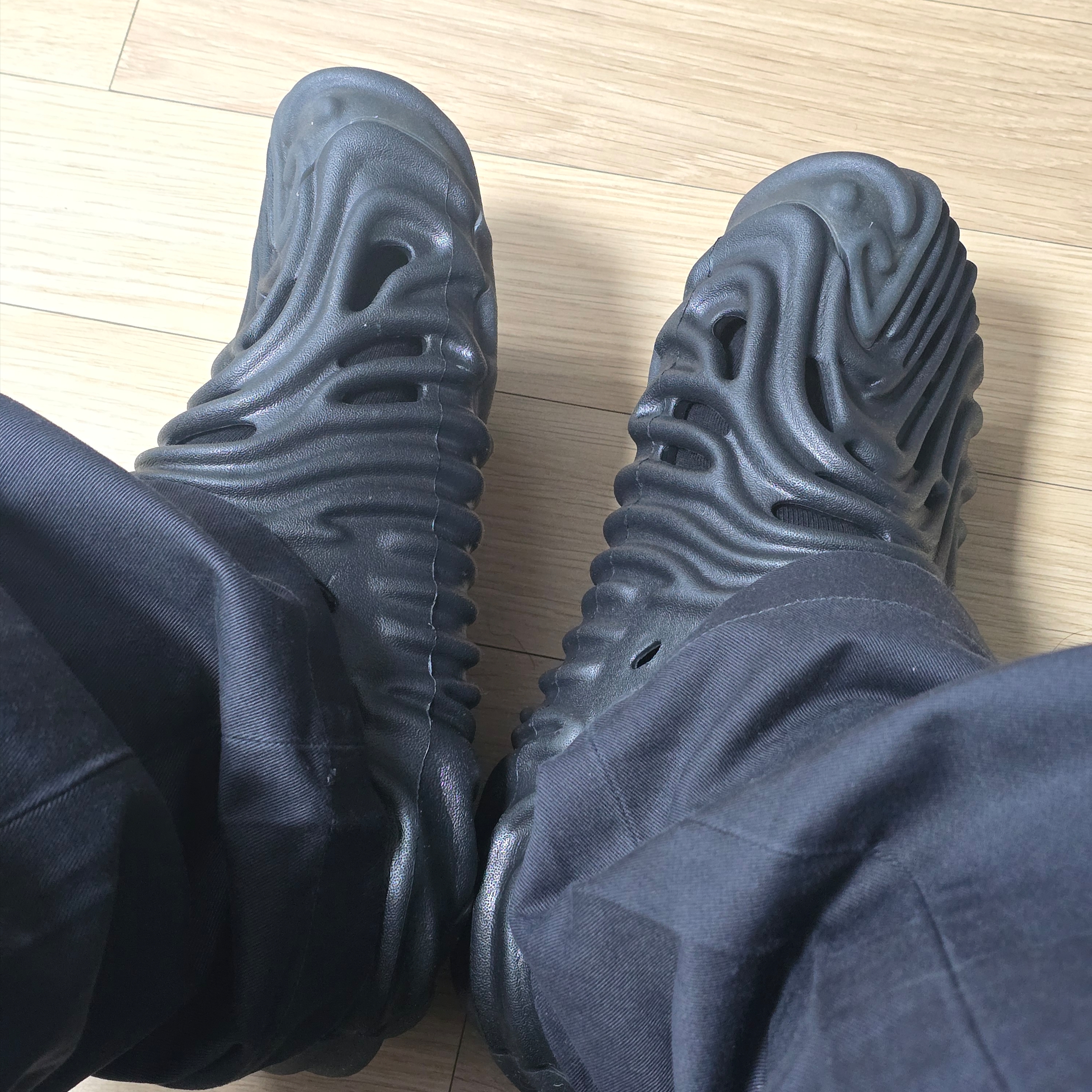 Crocs x Salehe Bembury Pollex Clog Sasquatch 착용 스타일 - 2