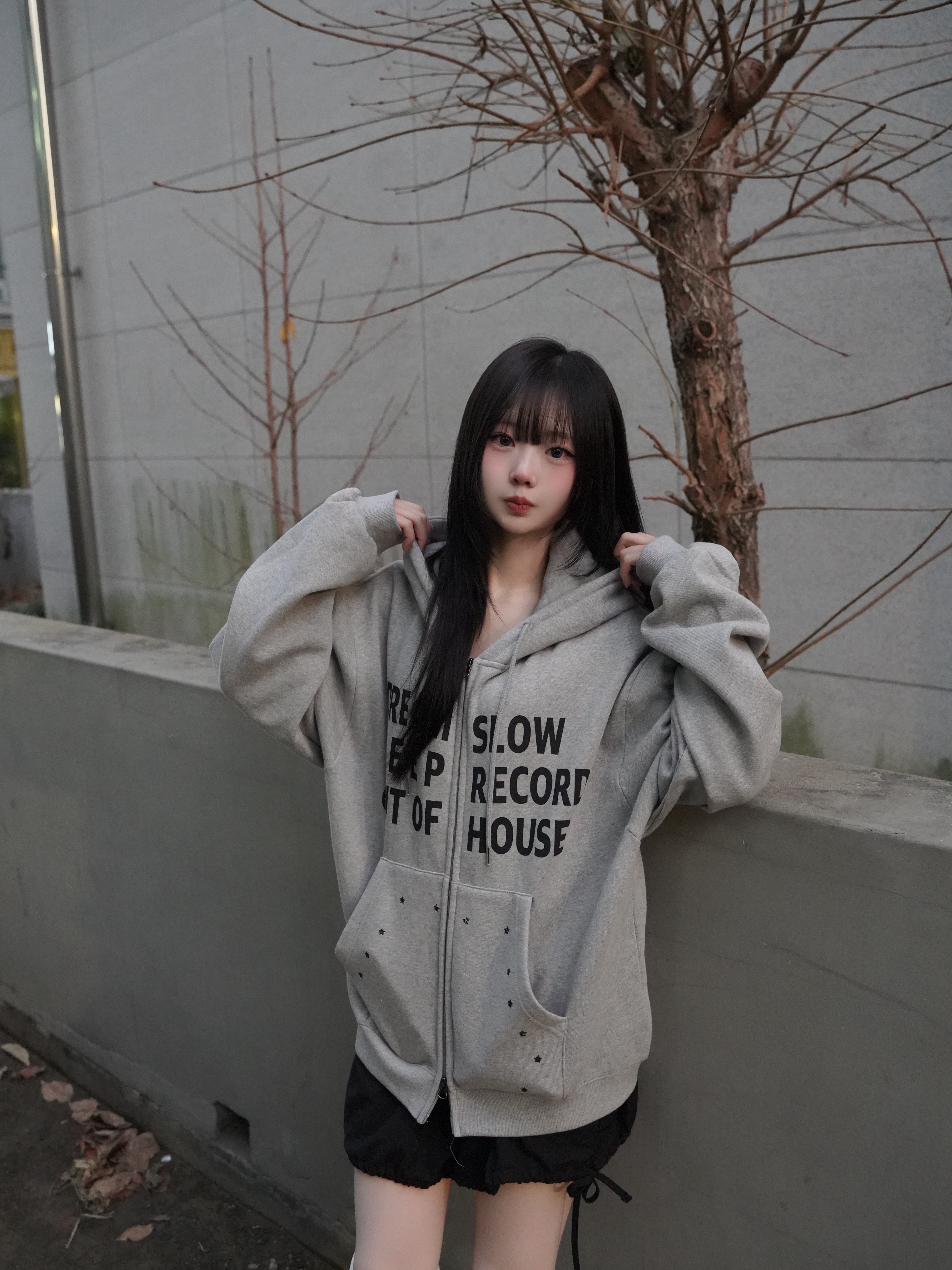 SLOW RECORD HOUSE Typo Star Hood Zip-Up Grey 착용 스타일 - 4