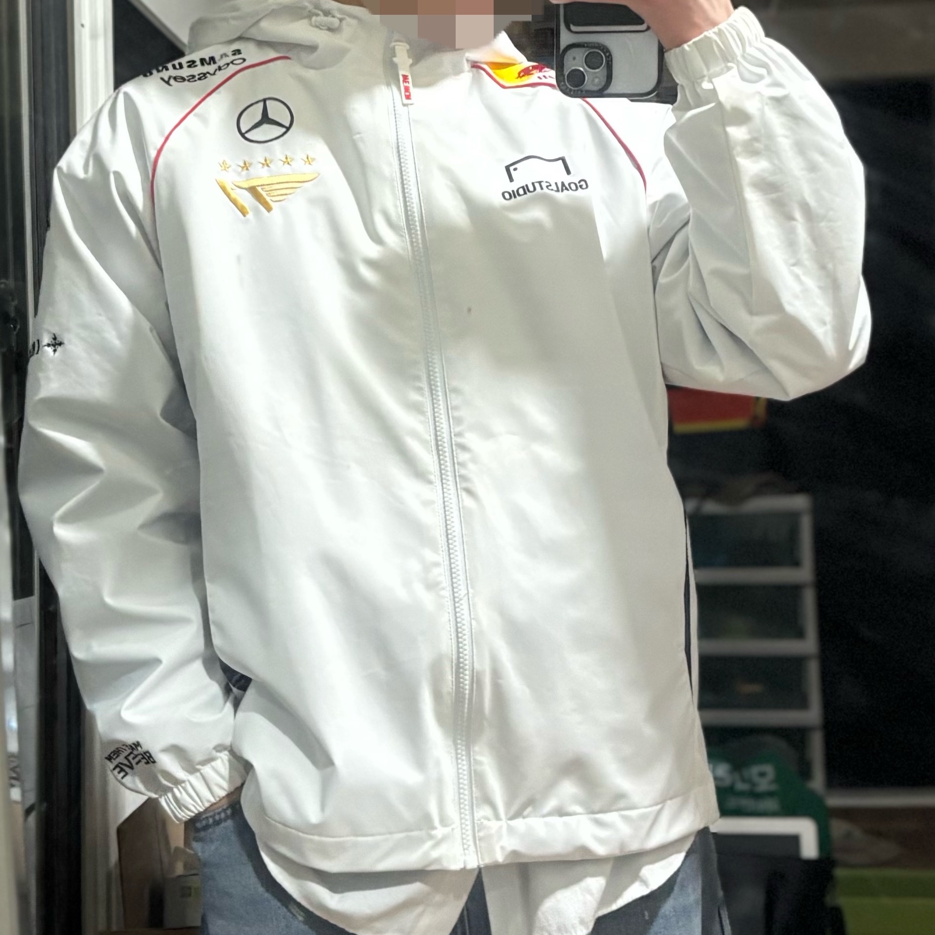 T1 2024 Uniform World Champions Jacket White (Marking Ver.) 착용 스타일