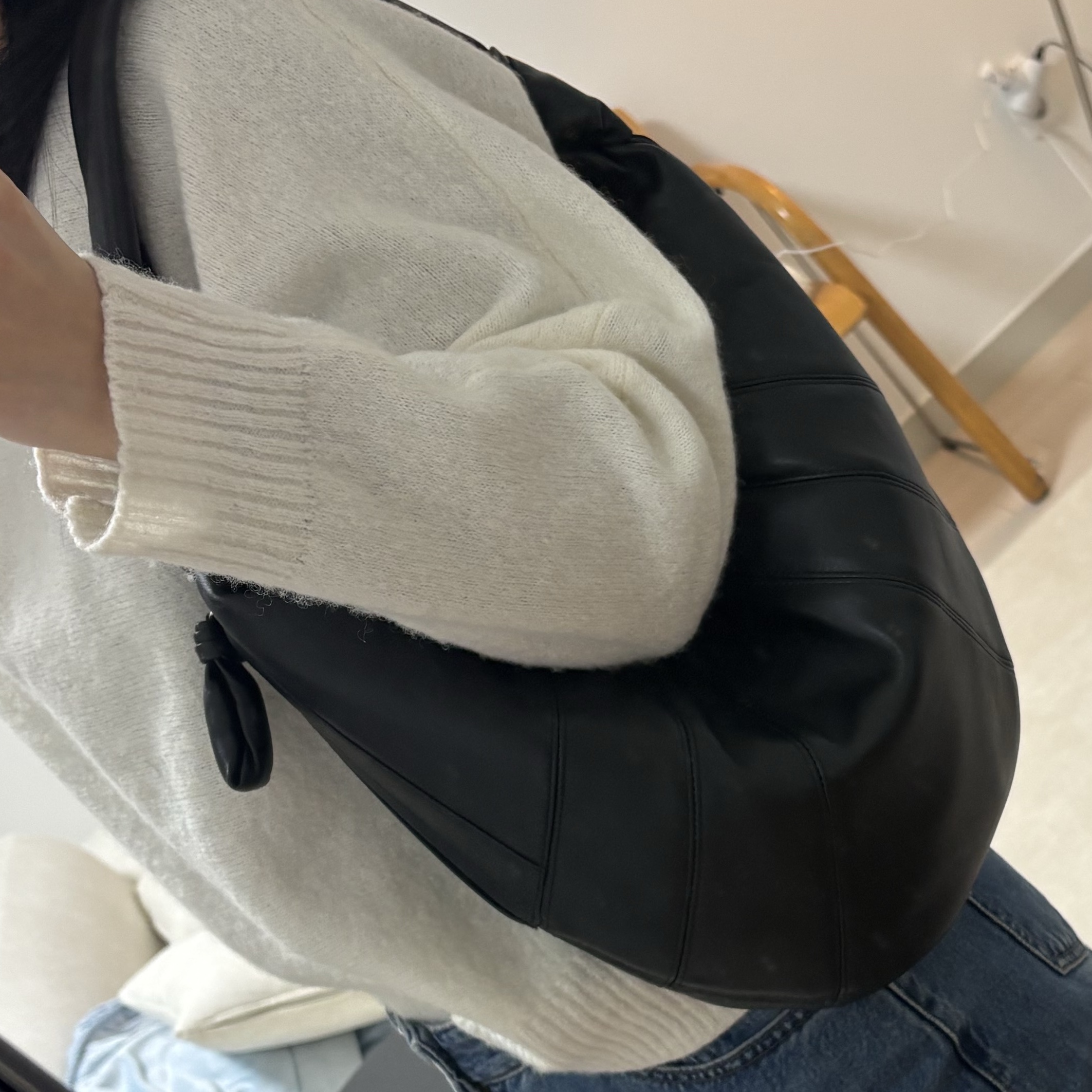 Lemaire Fortune Croissant Bag Soft Nappa Leather Black 착용 스타일 - 1
