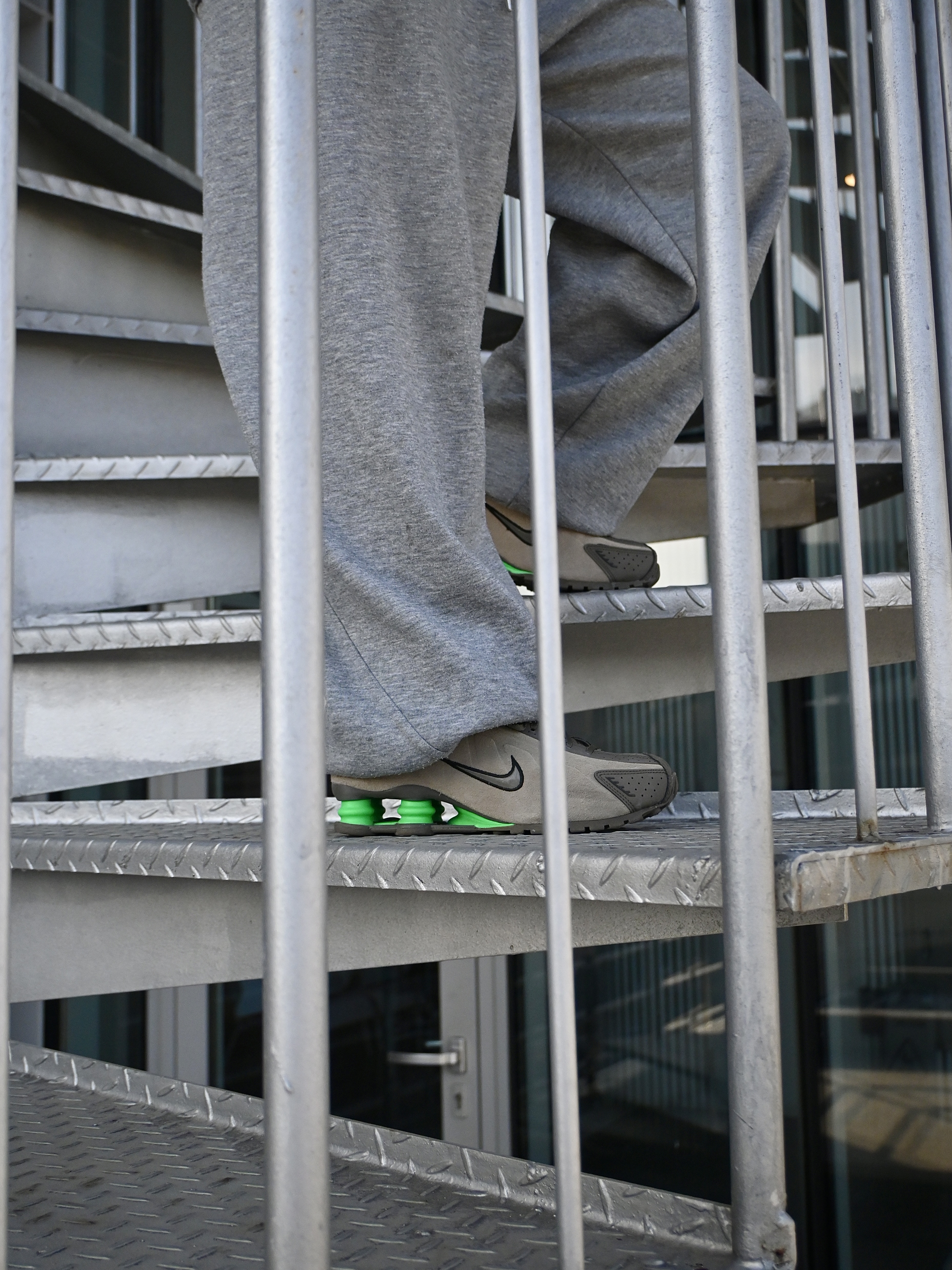 (W) Nike Shox R4 Olive Khaki Green Shock, Balenciaga Le Cagole XS Shoulder Bag Crocodile Embossed Black 착용 스타일 - 2