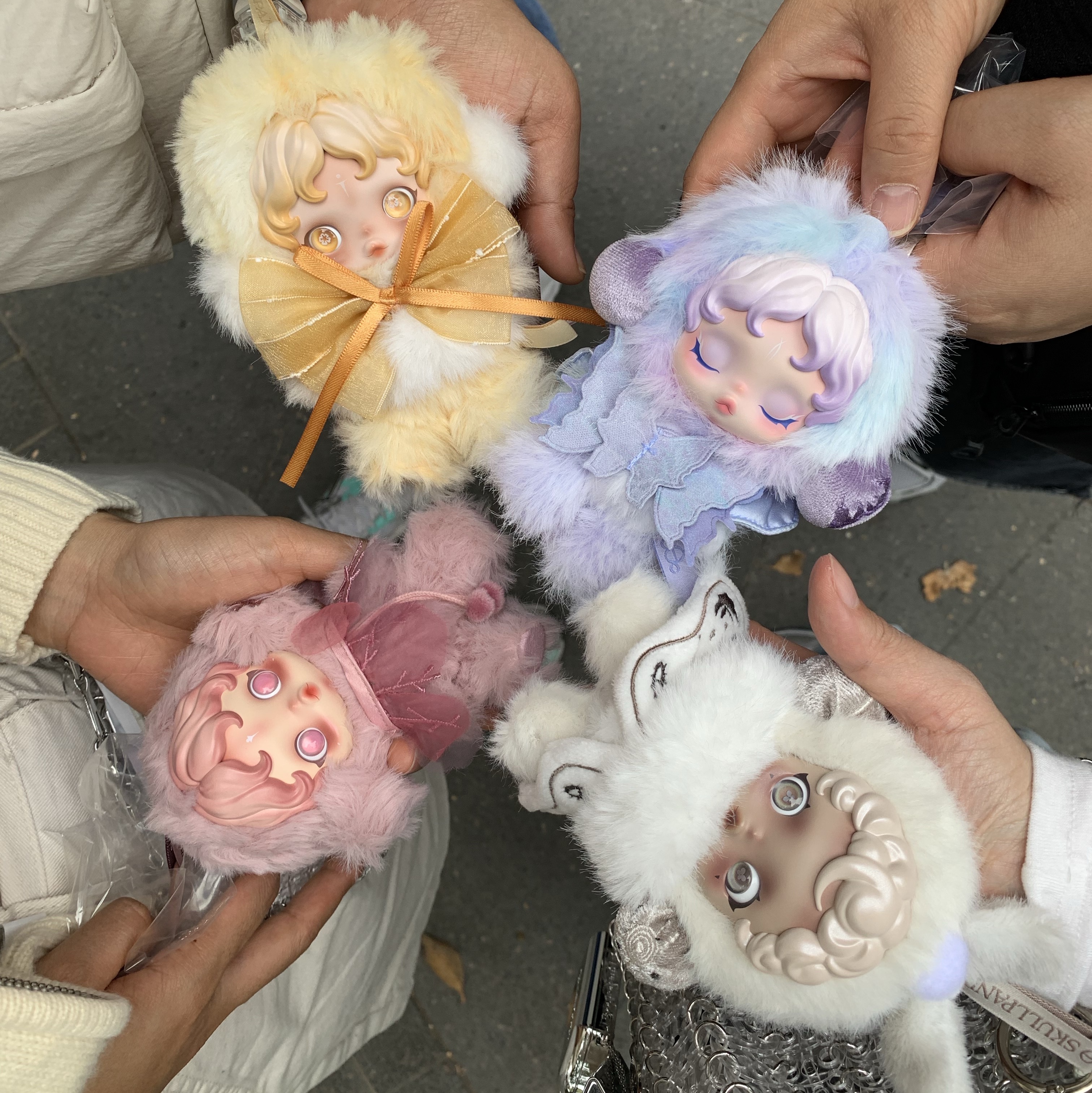 Pop Mart Skullpanda L’Impressionnisme Series Plush Doll Mist (Opened Case), Pop Mart Skullpanda L’Impressionnisme Series Plush Doll Windflower (Opened Case) 착용 스타일 - 2